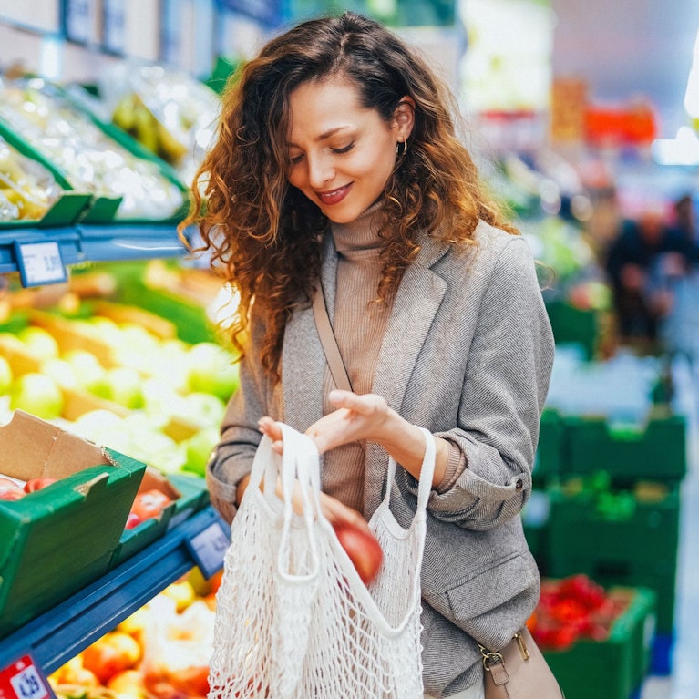 Steuer runter von 10 auf 5 Prozent – mit diesem Plan will die Bundesregierung das Leben leistbarer machen. Aber noch ist vieles unklar. Für welche Produkte die Steuererleichterung kommen soll, wie viel gespart werden kann und wer am meisten davon profitiert.