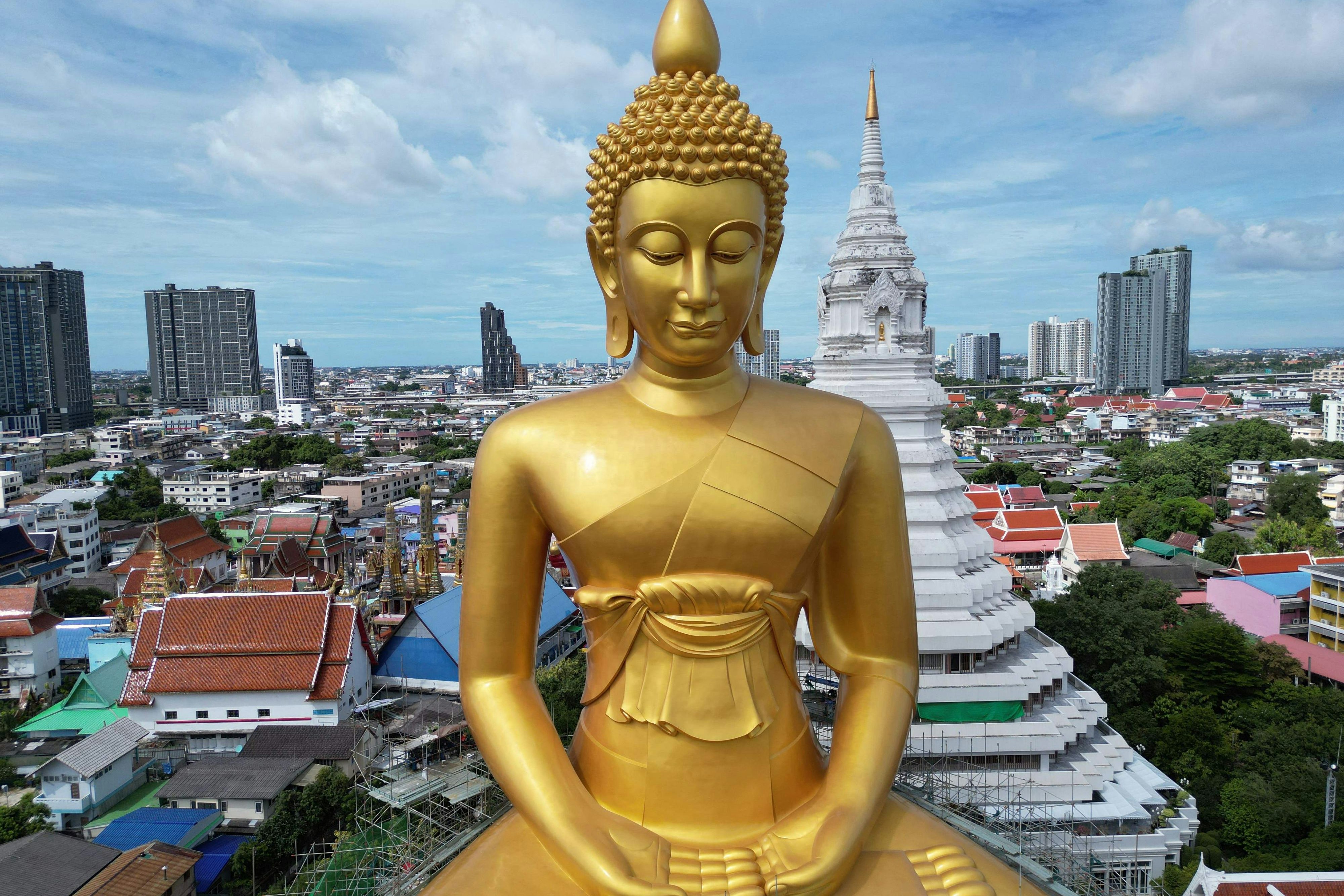 Eine gigantische Buddha-Statue im Wat Paknam Phasi Charoen Tempel-Komplex in Bangkok