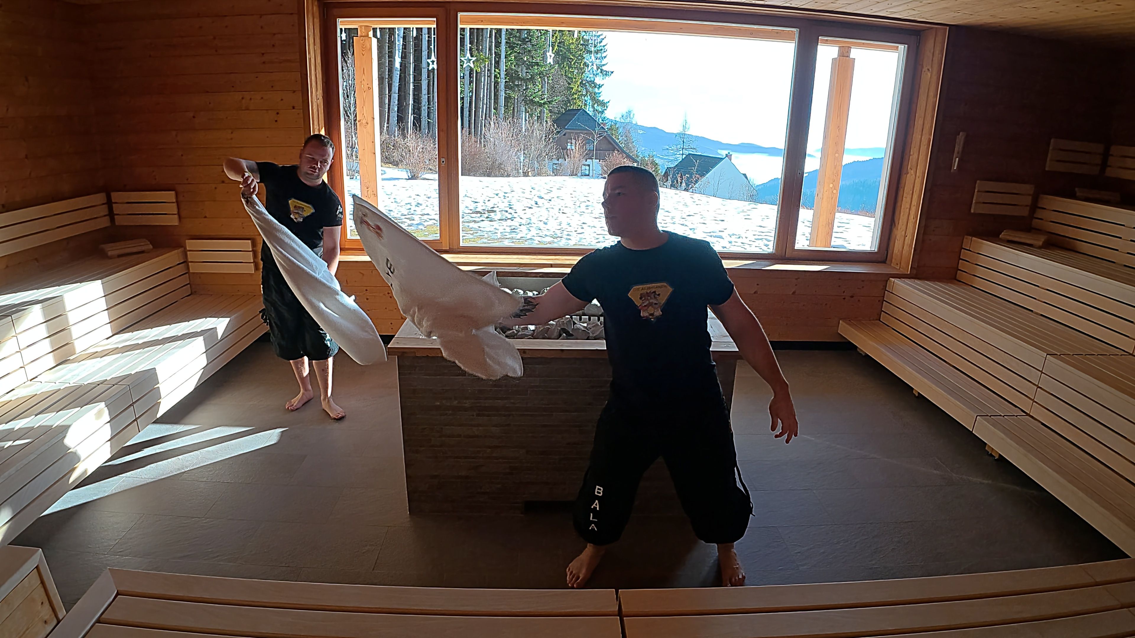 Heute.at - Showaufgüsse – Die Almhyänen machen Disco bei 85 Grad