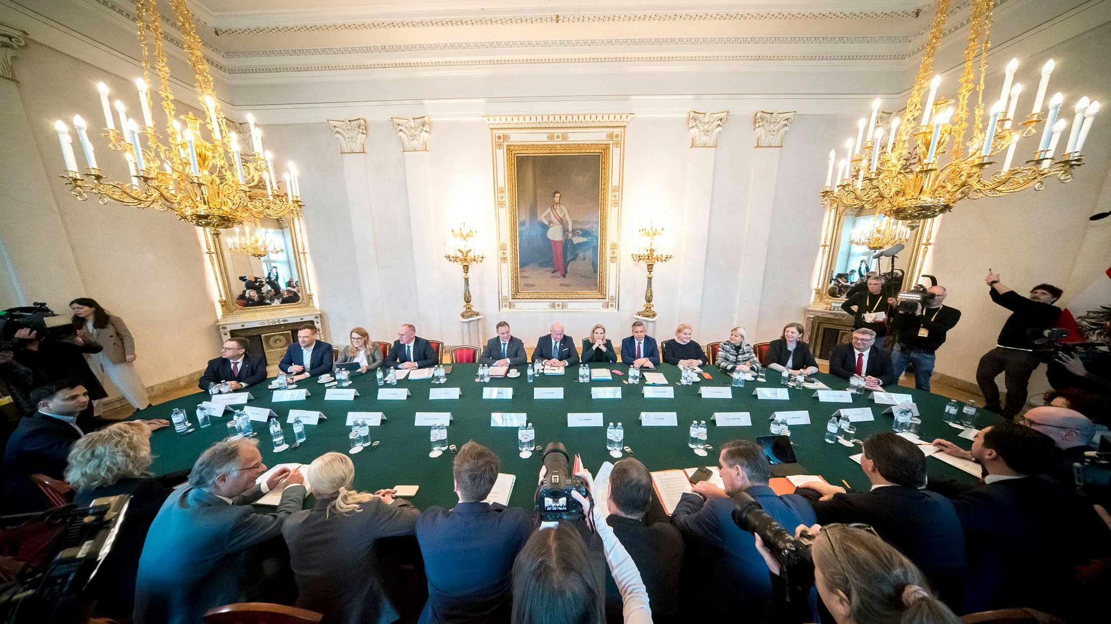 Wer bitte stellt alle diese Tischkärtchen auf? Und warum?