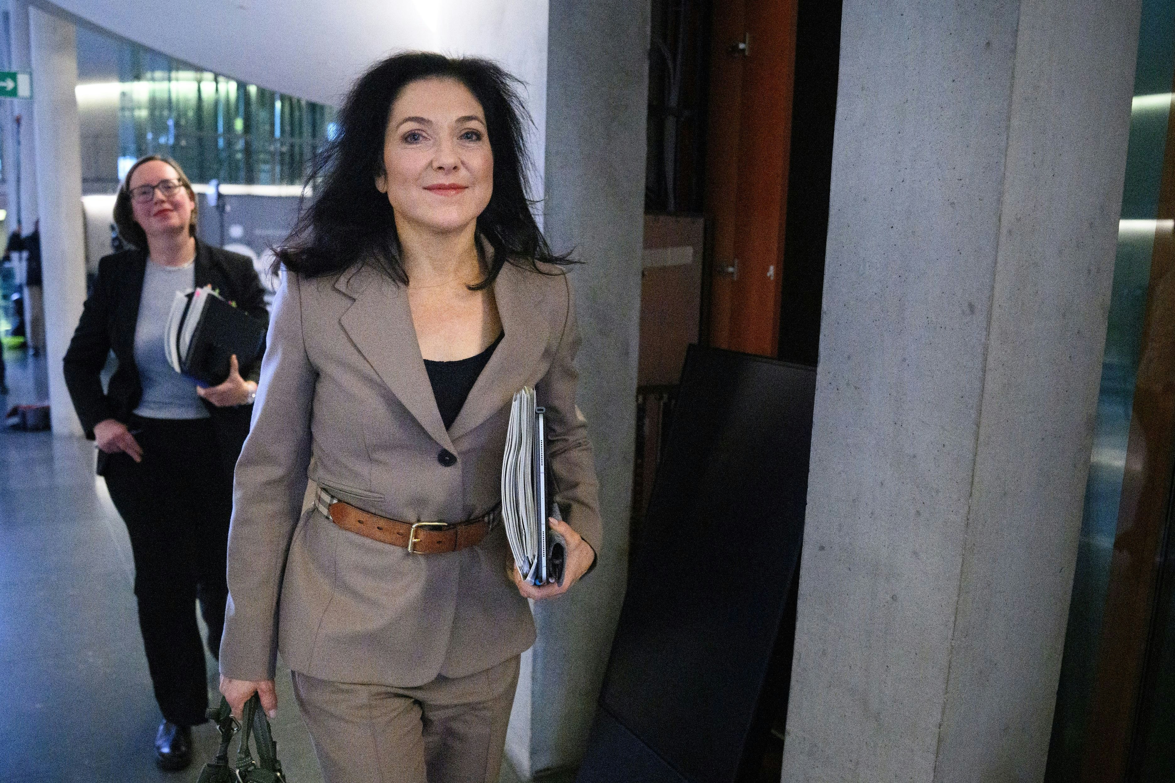 Interessenkonflikt? Die deutsche Wirtschaftsministerin Katherina Reiche, Spitzname Eisprinzessin, gerät wegen ihrer Tirol-Reise zunehmend unter Druck