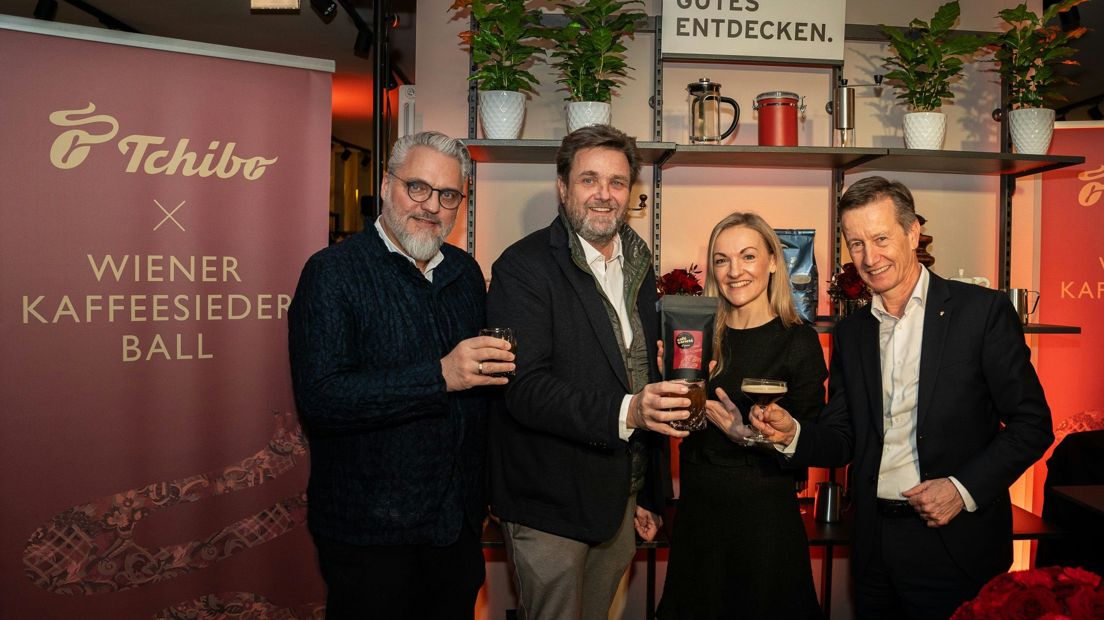 V.l.n.r.: Christof Cremer, Wolfgang Binder, Charlotte Braunstorfer, Paul Unterluggauer mit Herrenspende und Cocktails.