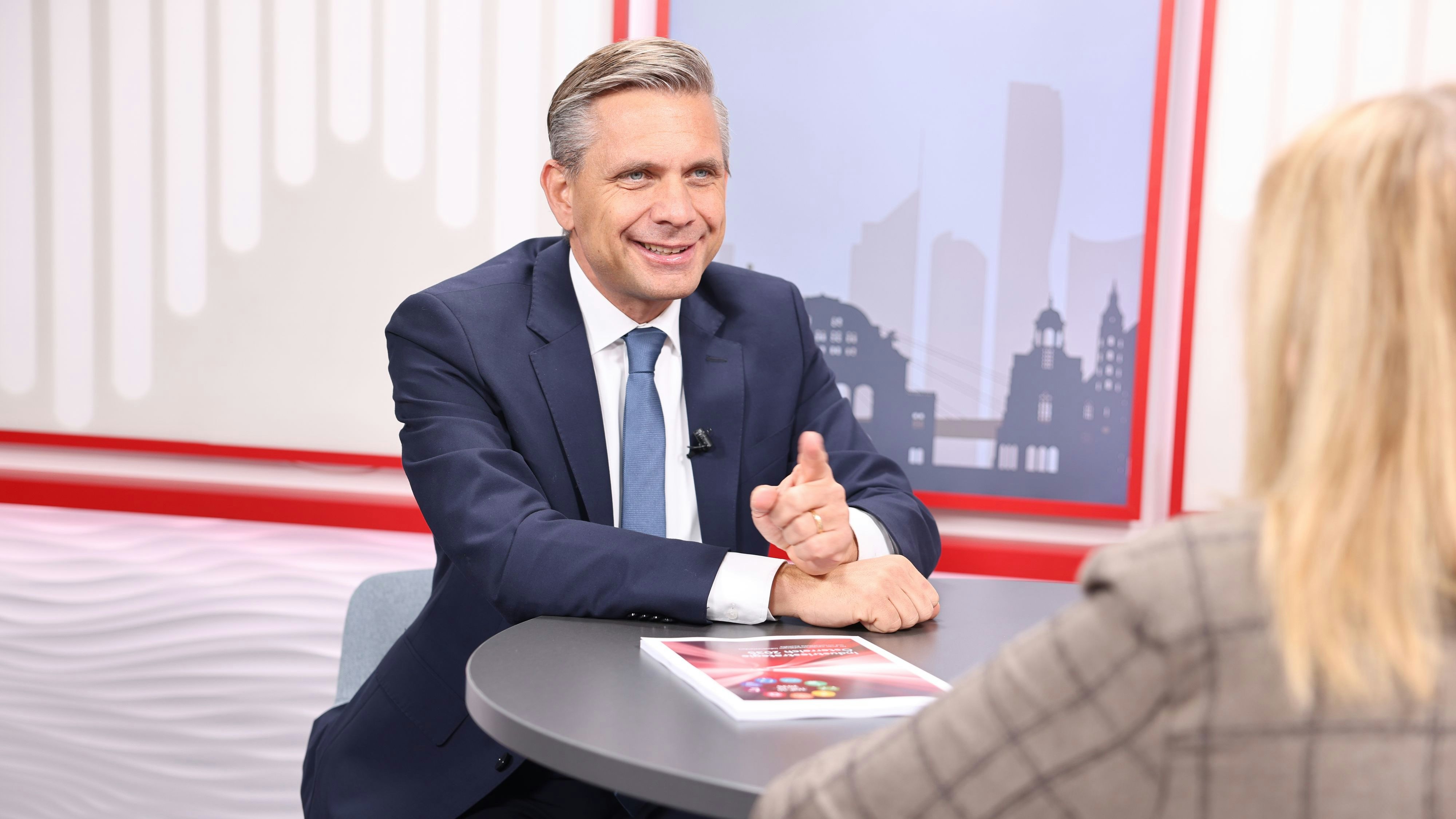 VP-Wirtschaftsminister Wolfgang Hattmannsdorfer mit der Industriestrategie auf Papier vor sich: über 100 Seiten, 114 Maßnahmen.