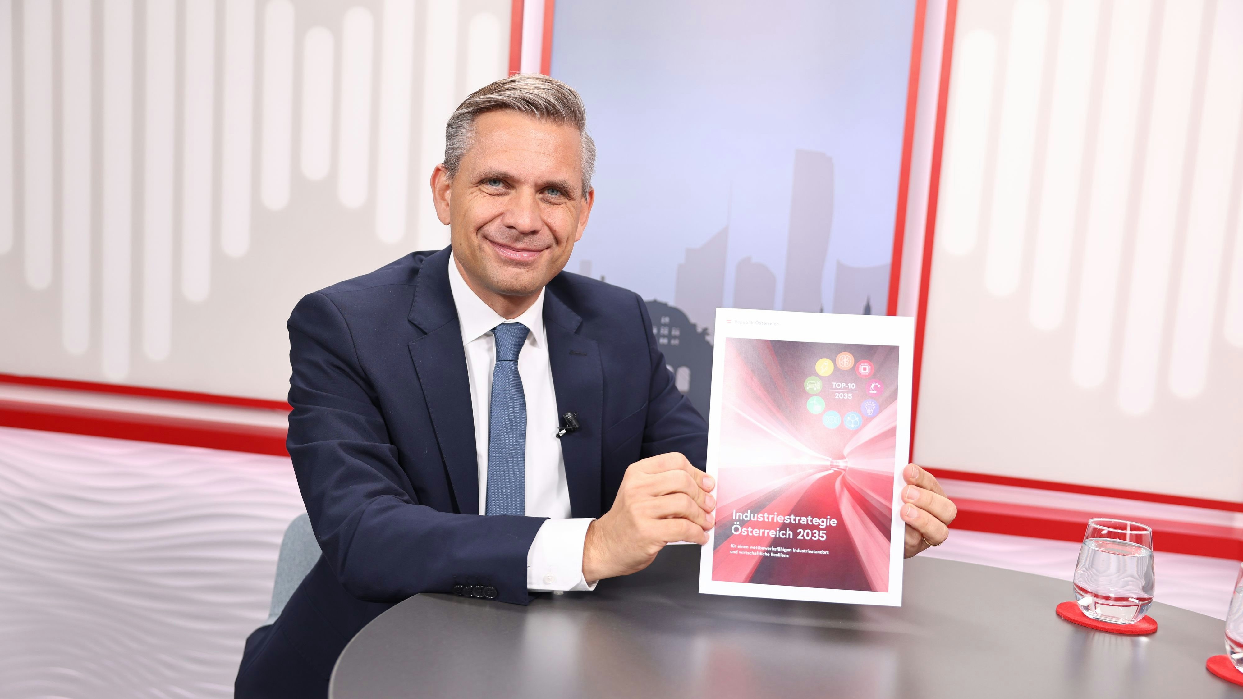 VP-Wirtschaftsminister Wolfgang Hattmannsdorfer mit der Industriestrategie auf Papier: über 100 Seiten, 114 Maßnahmen.