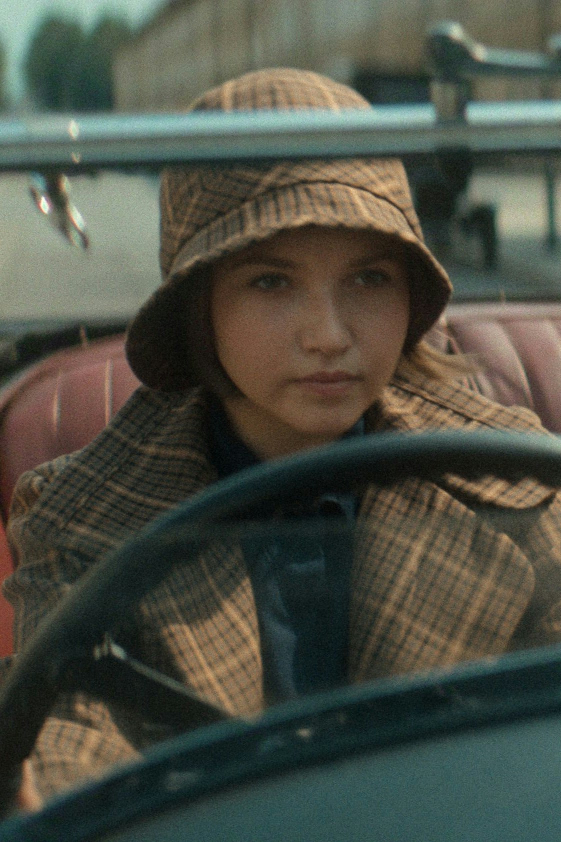 Weiß was einer Lady gut zu Gesicht steht: Bundle Brent (Mia McKenna-Bruce) in "Agatha Christie's Seven Dials"