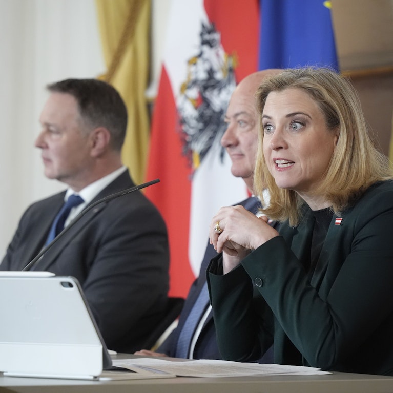 Lebensmittelpreise runter, Strom verbilligen, Migration verschärfen: Die Koalition versuchte diese Woche einen Neustart, FPÖ-Chef Herbert Kickl möchte die Regierung lieber "in die Luft sprengen". Über Kampfrhetorik, Bier und was man bei einem Umzug alles erlebt.