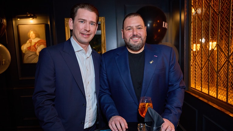 Sebastian Kurz versammelte Milliardäre, Politiker und Tech-Influencer zu einer Konferenz in Seefeld. Reden will keiner darüber. Auch Deutschlands Wirtschaftsministerin Katherina Reiche und Österreichs Digitalstaatssekretär Alexander Pröll nicht. Das hat nun Folgen.