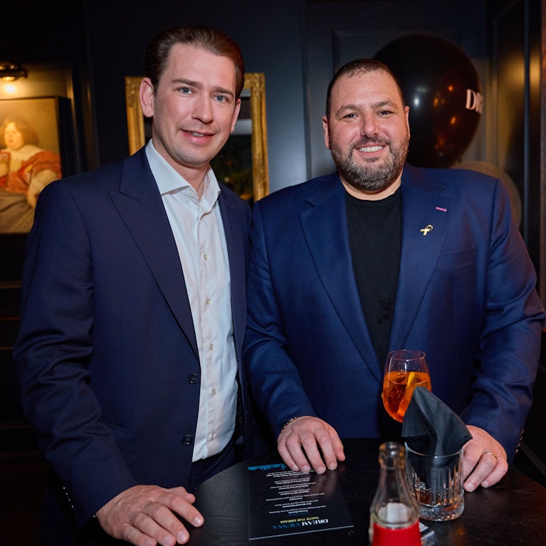 Sebastian Kurz versammelte Milliardäre, Politiker und Tech-Influencer zu einer Konferenz in Seefeld. Reden will keiner darüber. Auch Deutschlands Wirtschaftsministerin Katherina Reiche und Österreichs Digitalstaatssekretär Alexander Pröll nicht. Das hat nun Folgen.