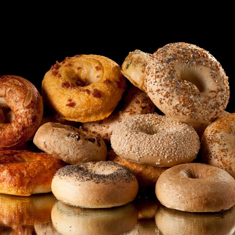 Jahrhundertelang interessierte sich kaum jemand für das watteartige und fad schmeckende Hefe-Gebäck. Nun werden weltweit schon 5 Milliarden Dollar Umsatz mit Bagels gemacht, in den USA wird ihnen sogar ein eigener Feiertag gewidmet. Gründe und Hintergründe.