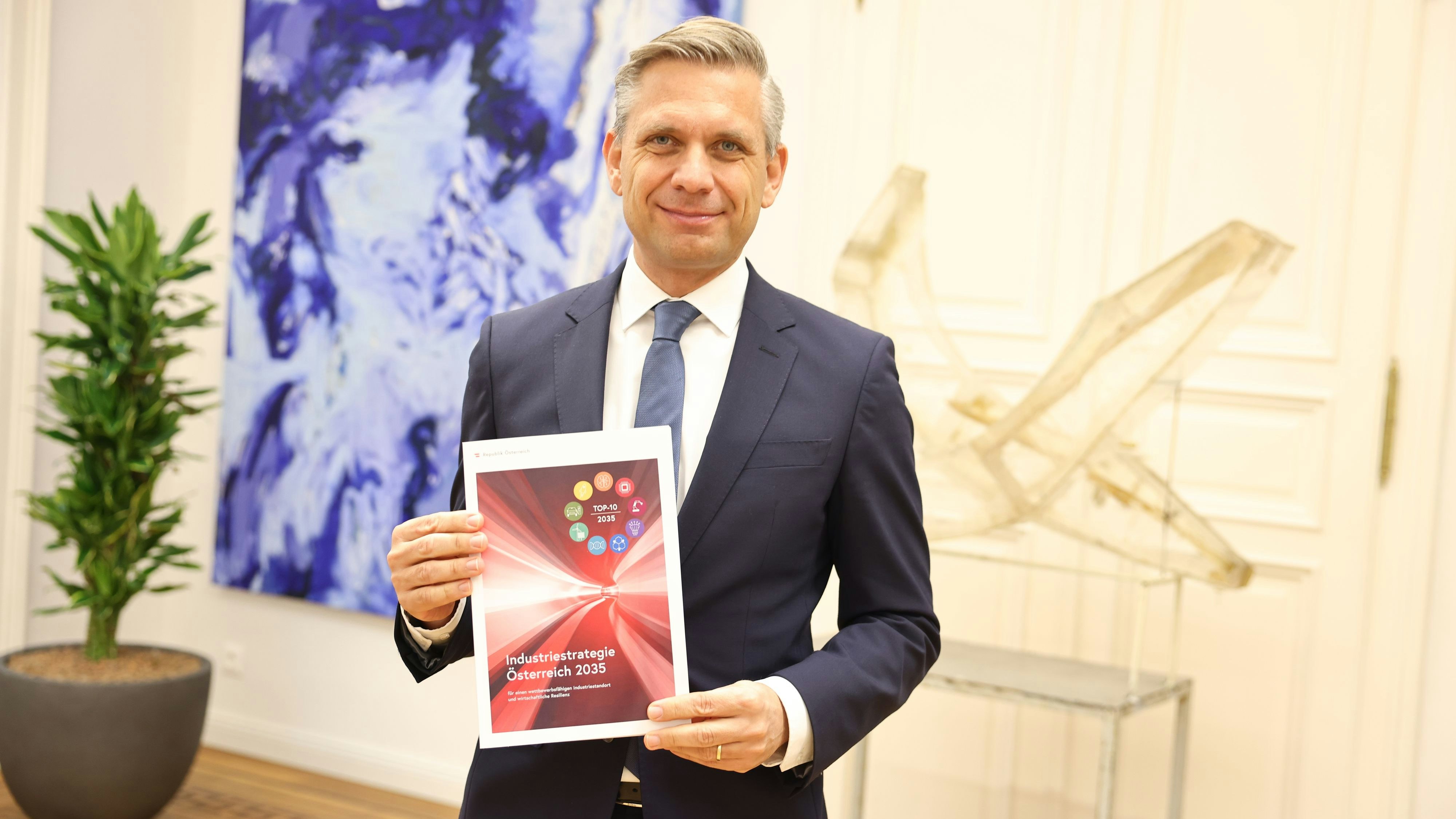 VP-Wirtschaftsminister Wolfgang Hattmannsdorfer mit der Industriestrategie auf Papier vor sich: über 100 Seiten, 114 Maßnahmen.