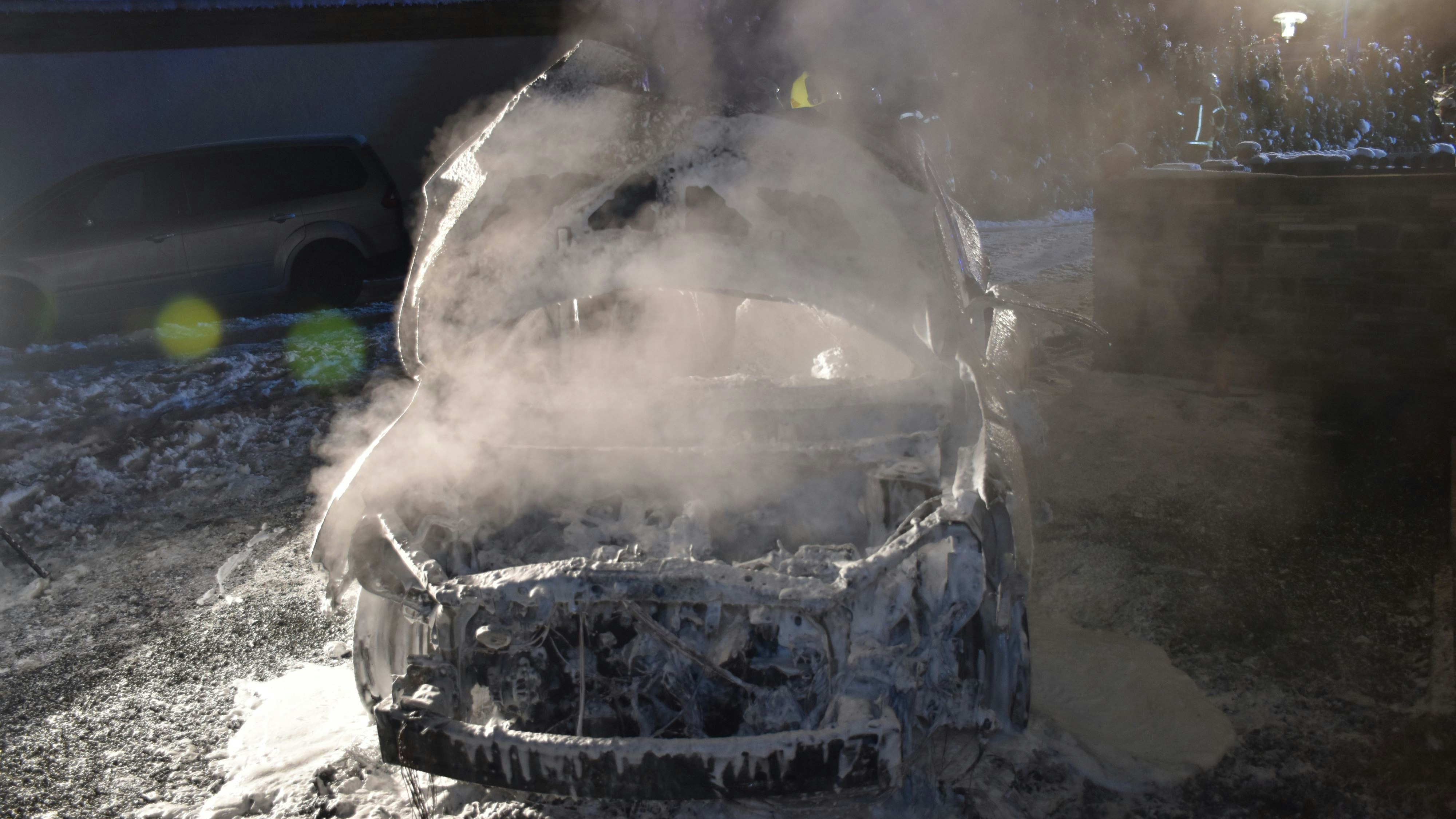 Heute.at - Renault geht in der Nacht plötzlich in Flammen auf