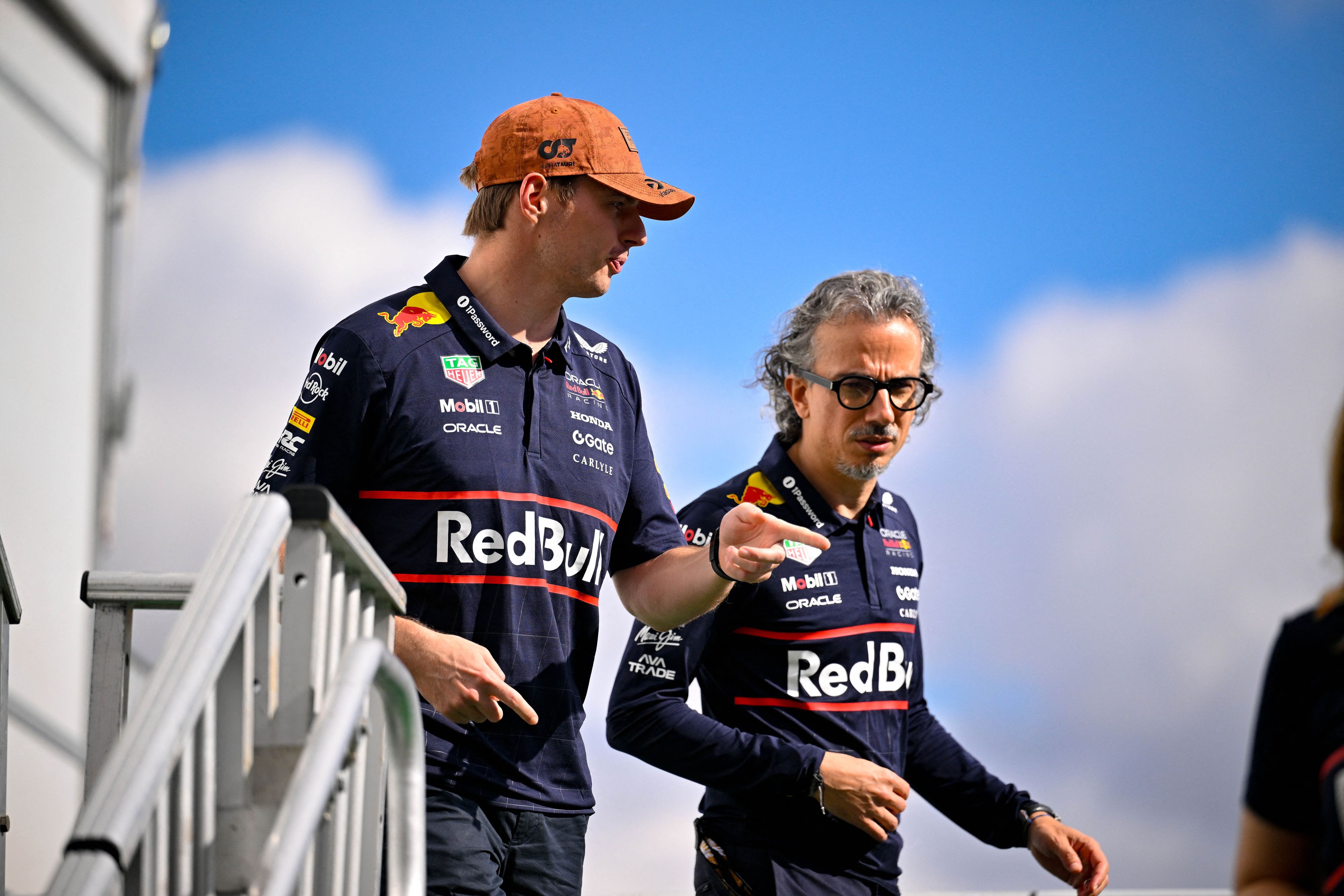 Red-BullStar Max Verstappen und Laurent Mekies. 