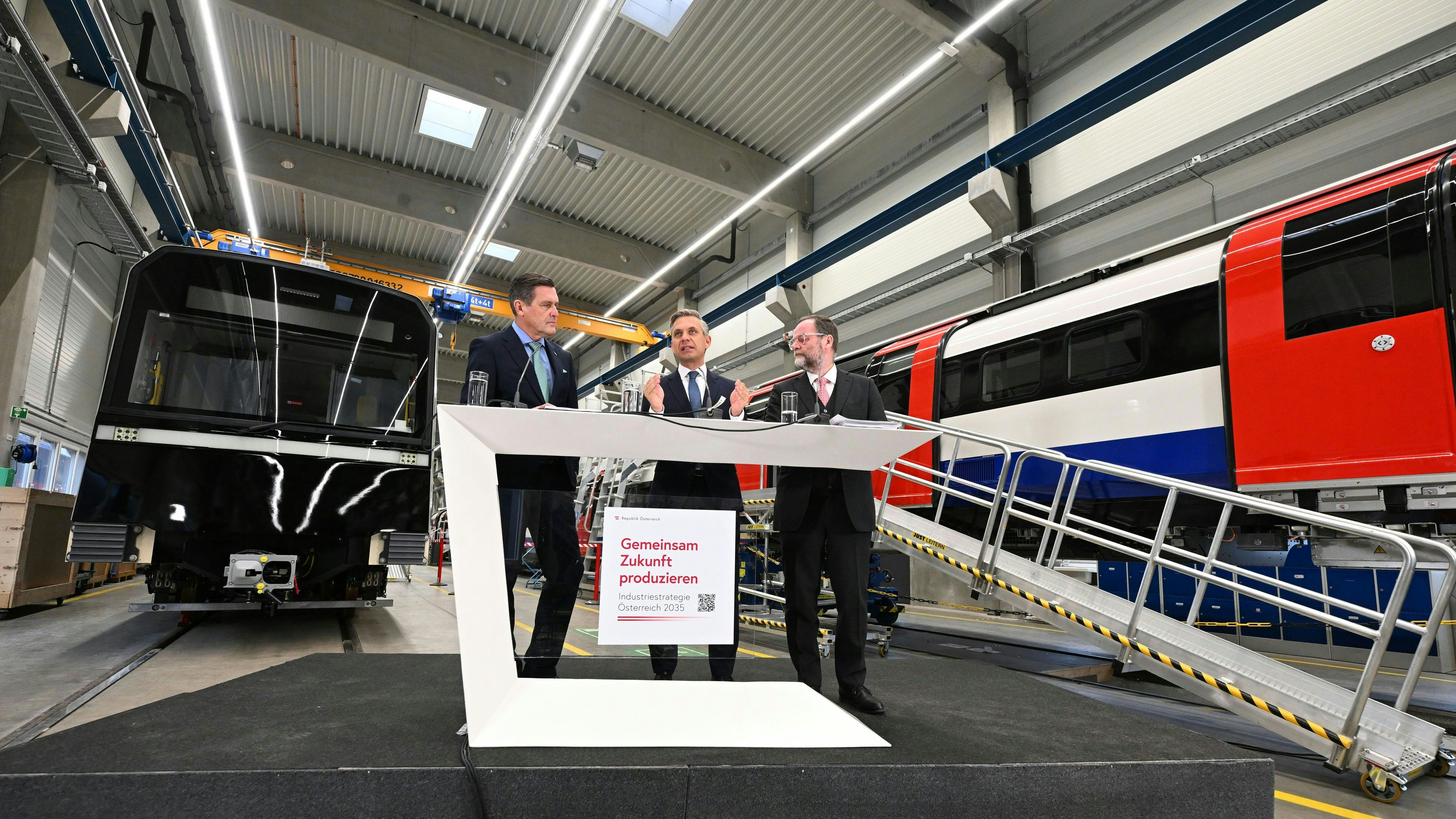 Dreier-Präsentation in Industriehalle bei Siemens Mobility in Wien: Mobilitätsminister Hanke (SPÖ), Wirtschaftsminister Hattmannsdorfer (ÖVP), Neos-Deregulierungsstaatssekretär Sepp Schellhorn (v.l.)