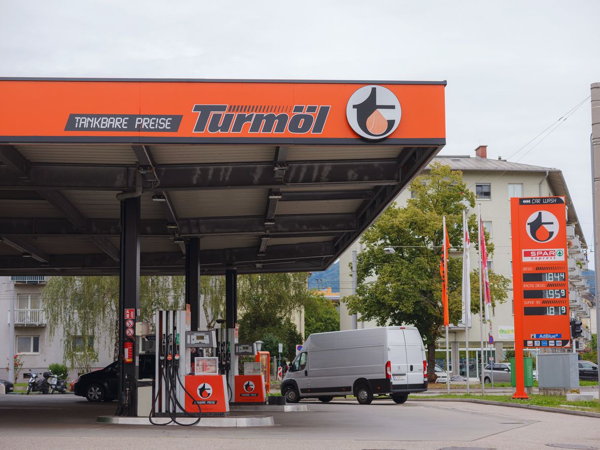 Am Donnerstagabend kam es zu einem bewaffneten Raubüberfall auf eine Tankstelle in Wiener Neustadt. (Symbolbild)