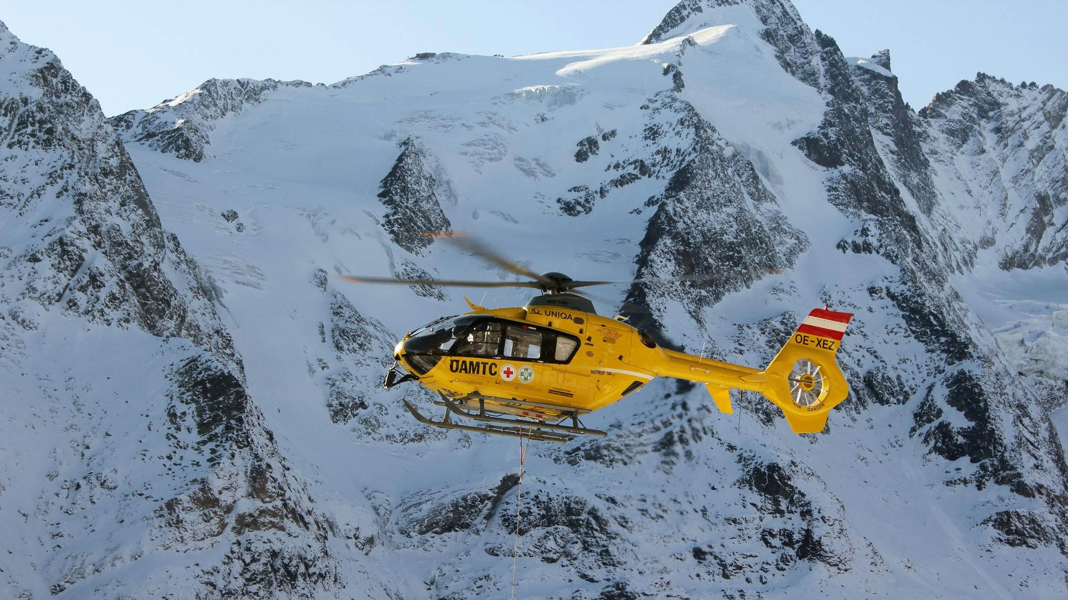Der junge Mann wurde mit dem Rettungshubschrauber in ein Krankenhaus geflogen.