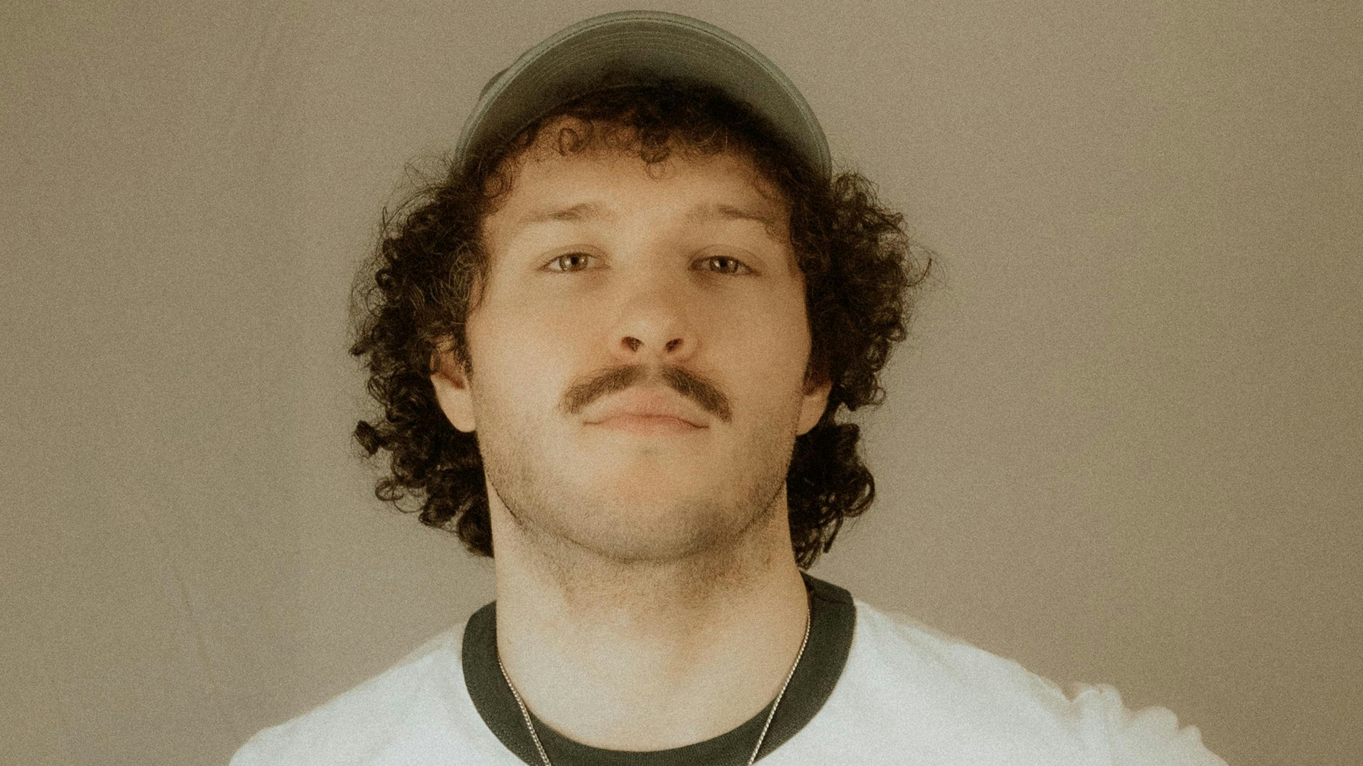 Seine Songs erzählen von echten Gefühlen, leisen Momenten und zwischenmenschlichen Themen – genau das macht Martens Musik so nahbar.