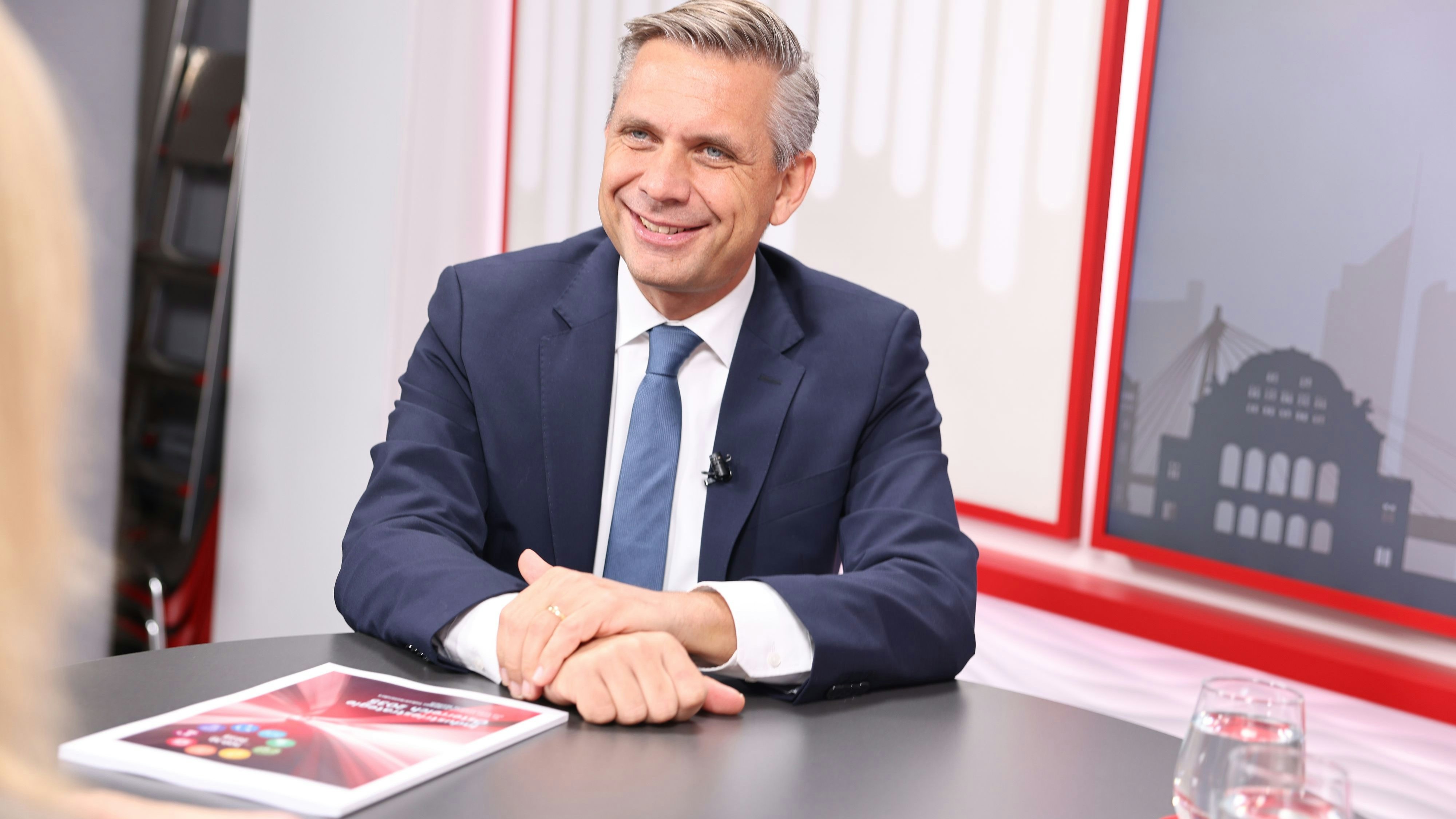 Wirtschaftsminister Hattmannsdorfer warnt: "Uns werden 500.000 Arbeitskräfte fehlen."