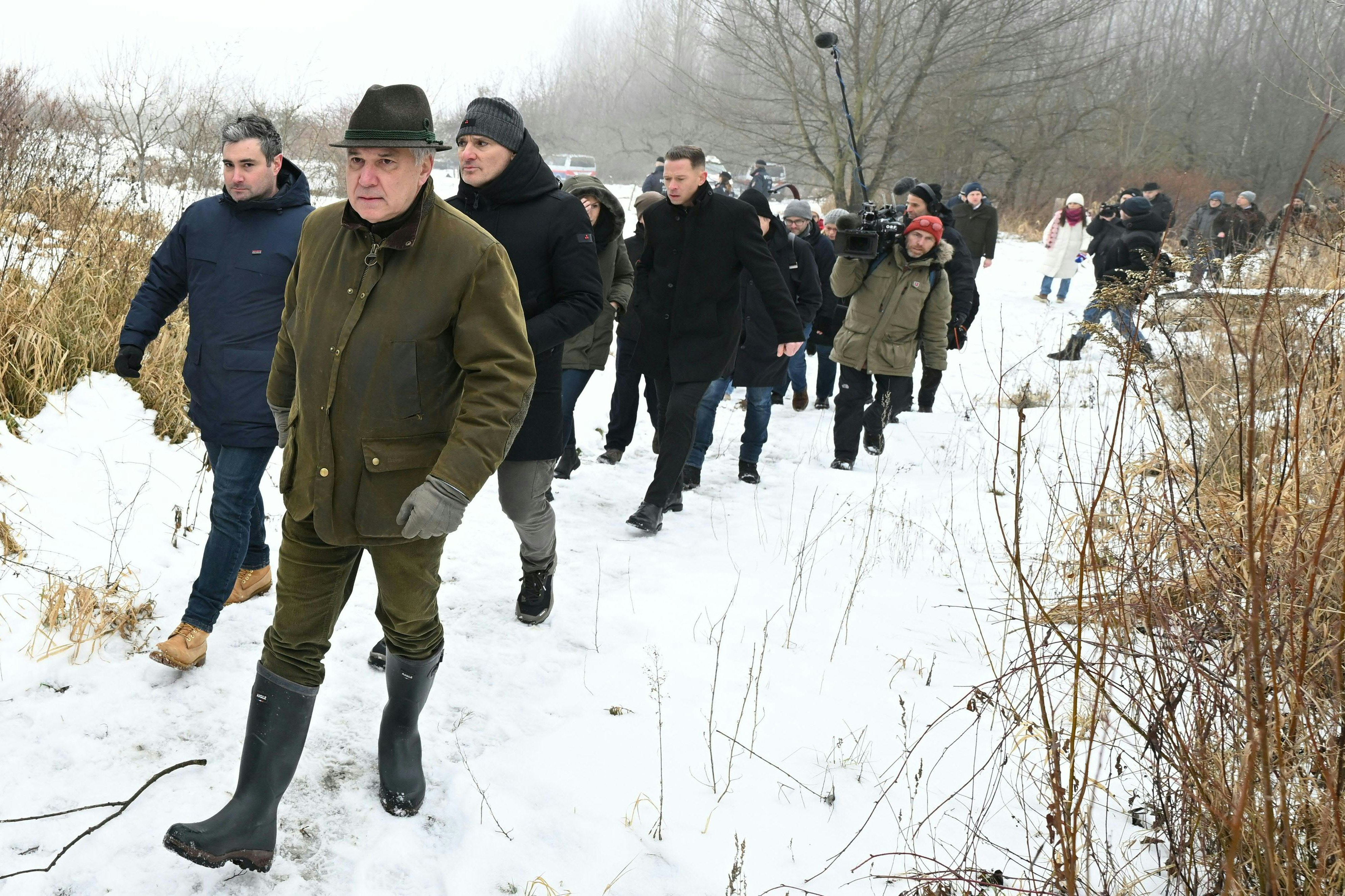 Die Mitglieder des U-Ausschusses beim Pilna-Check im Nebel von Rossatz