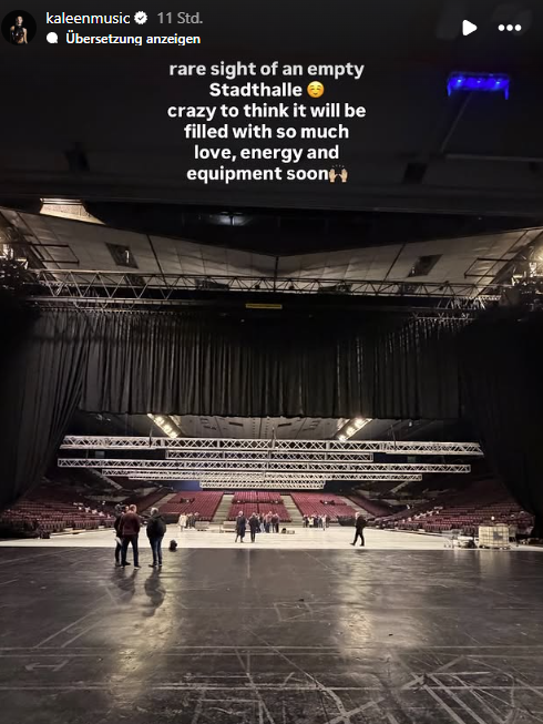 Kaleen zeigt die noch leere Stadthalle. Bald wird hier für das Musikspektakel des Jahres aufgerüstet.