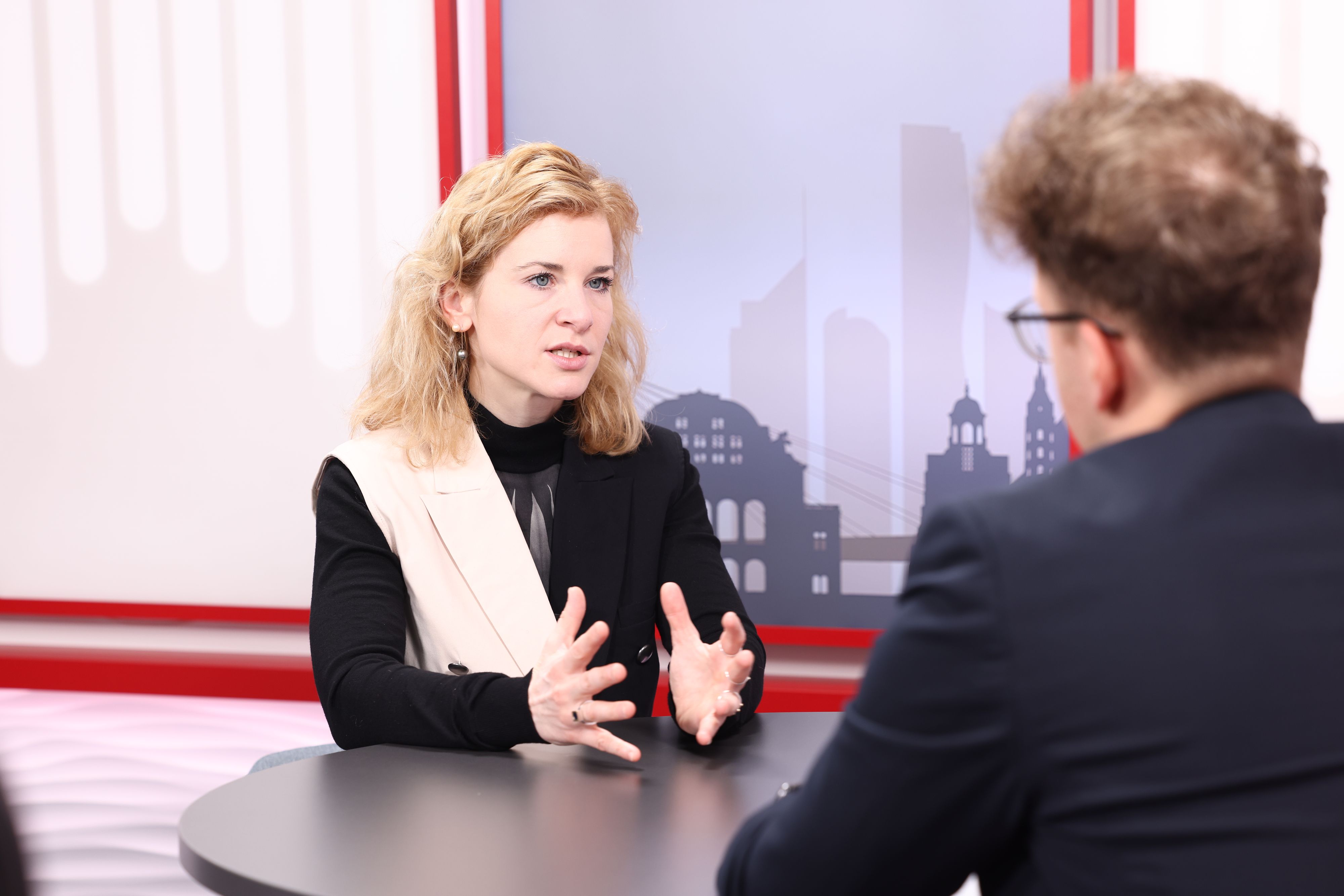 Heute.at - Gewalttäter sollen jetzt Fußfesseln anlegen müssen