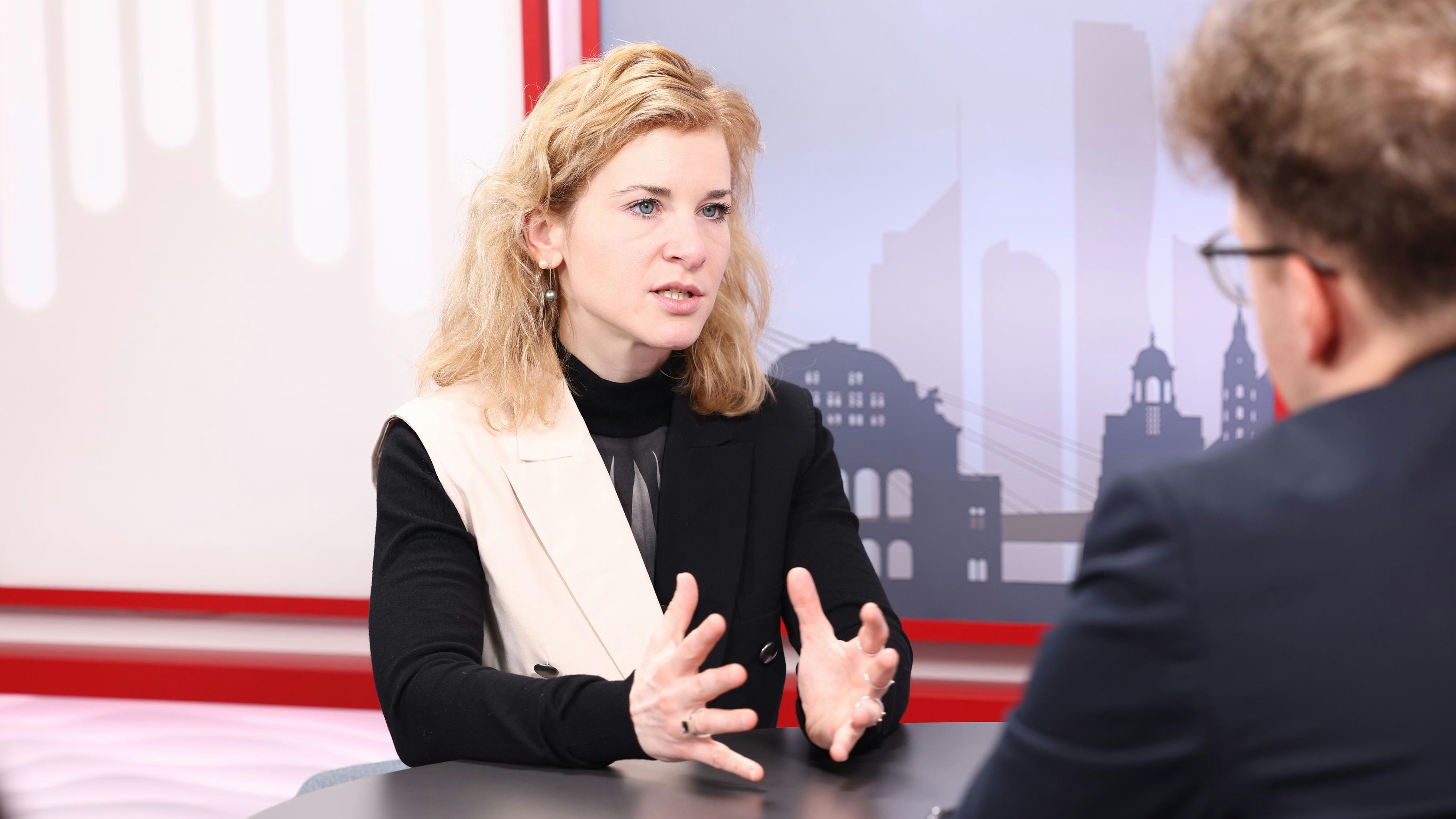 Heute.at - Gewalttäter sollen jetzt Fußfesseln anlegen müssen