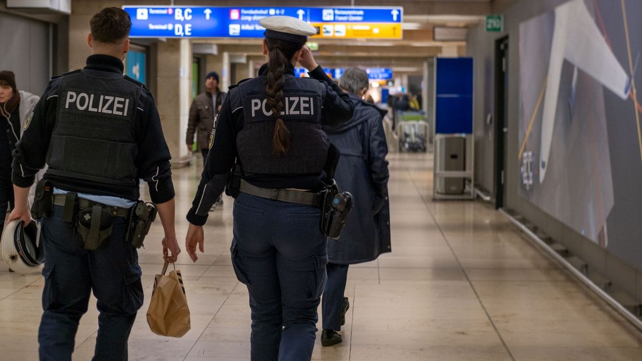Heute.at - Polizei stoppt Ausreise von Islamisten an Flughäfen