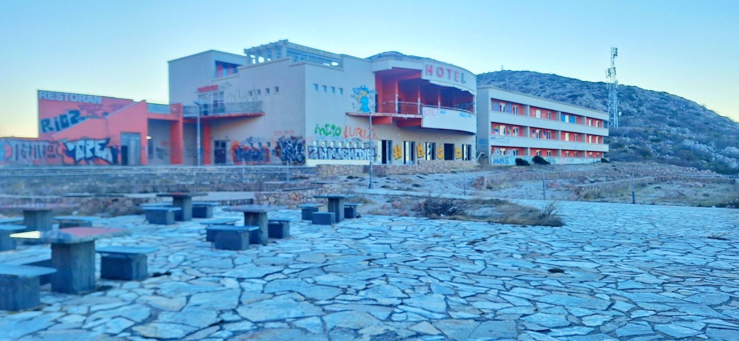 Heute.at - Geisterhotel bei Raststätte soll vermietet werden