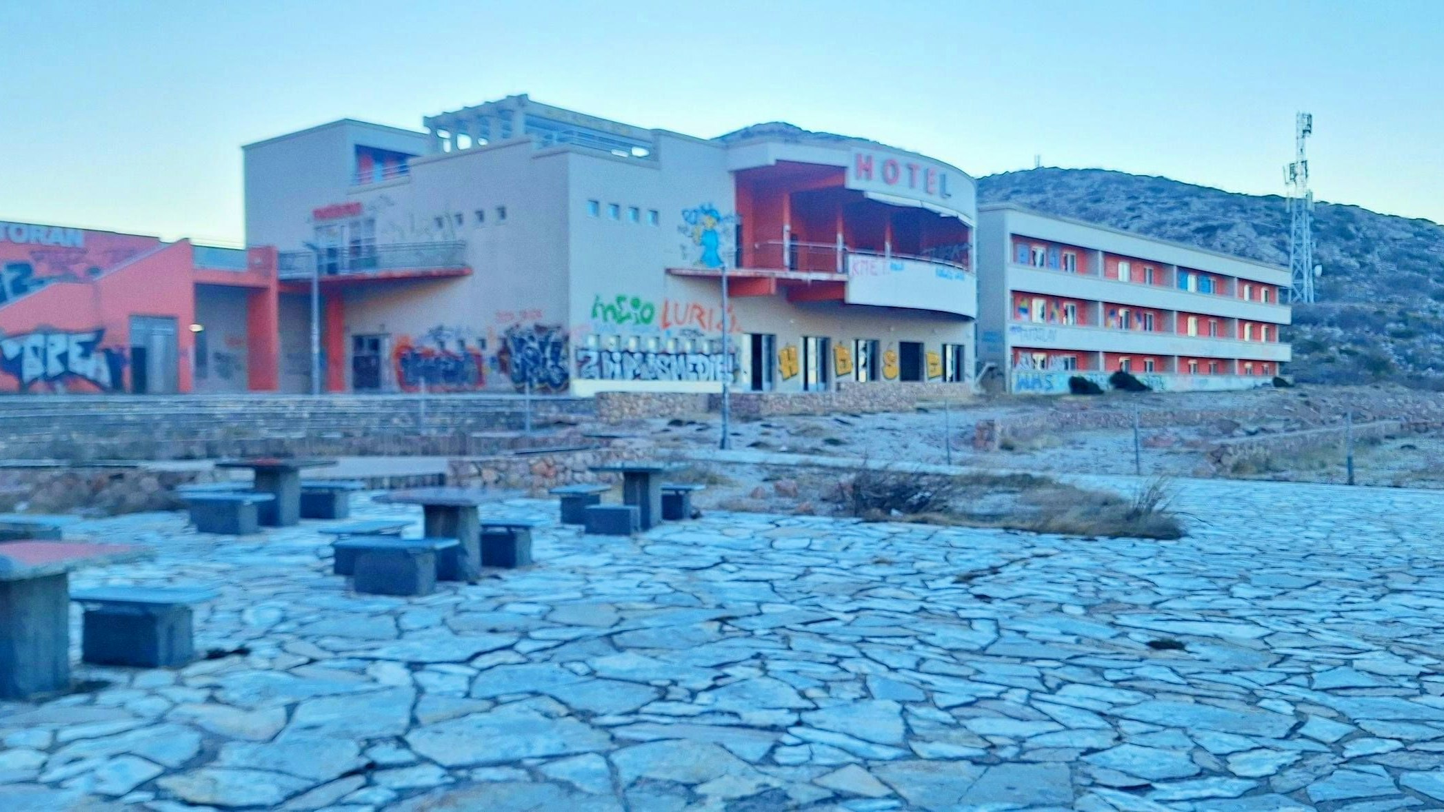 Heute.at - Geisterhotel bei Raststätte soll vermietet werden