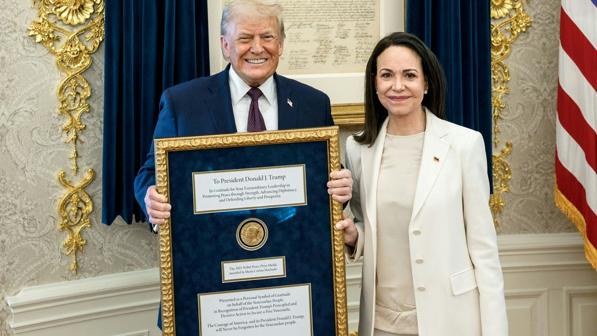 Heute.at - Friedensnobelpreis für Trump – nun hat er die Medaille