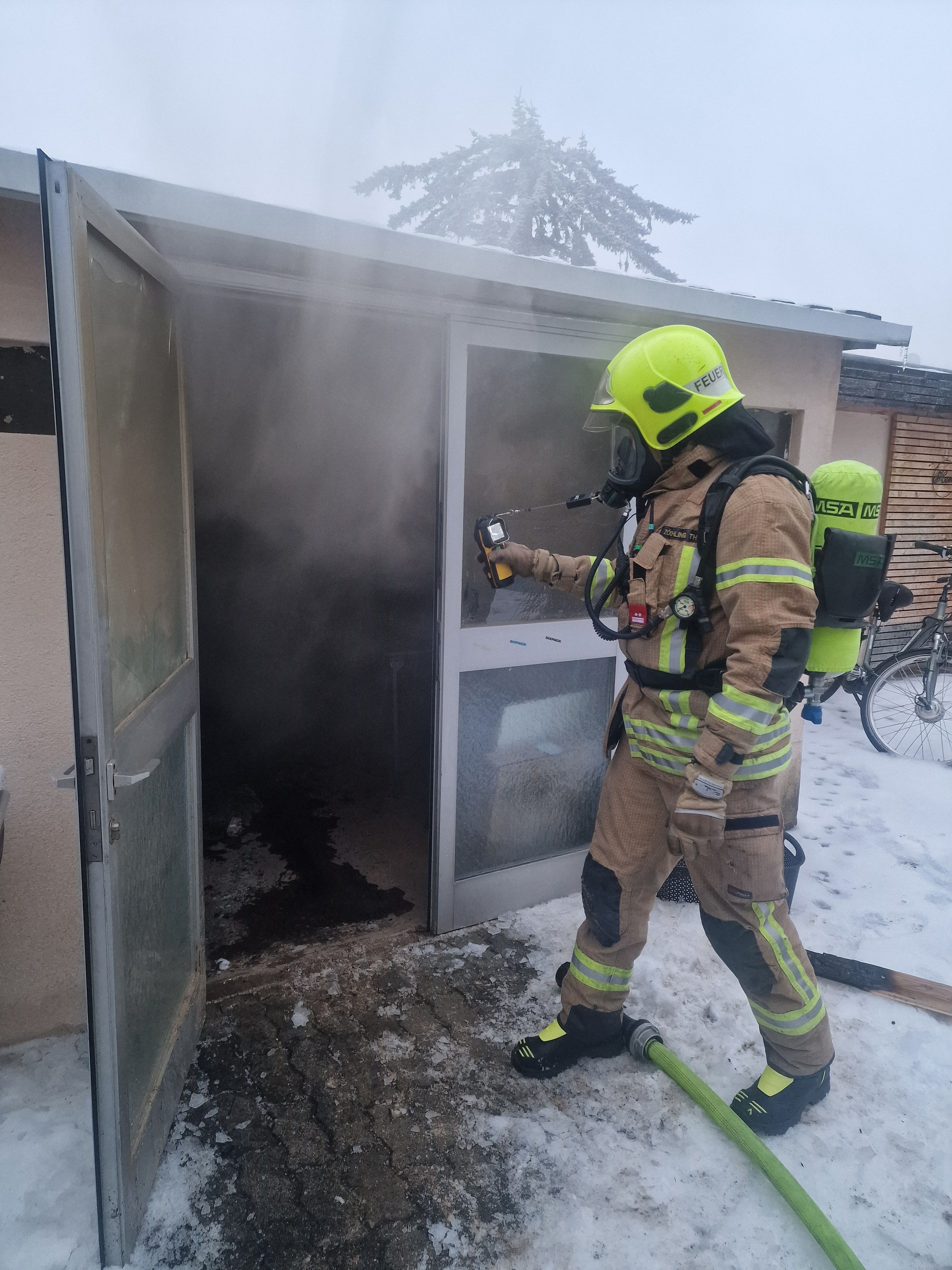 Heute.at - Flammen, Rauch! Feuerwehr bei Garagenbrand gefordert