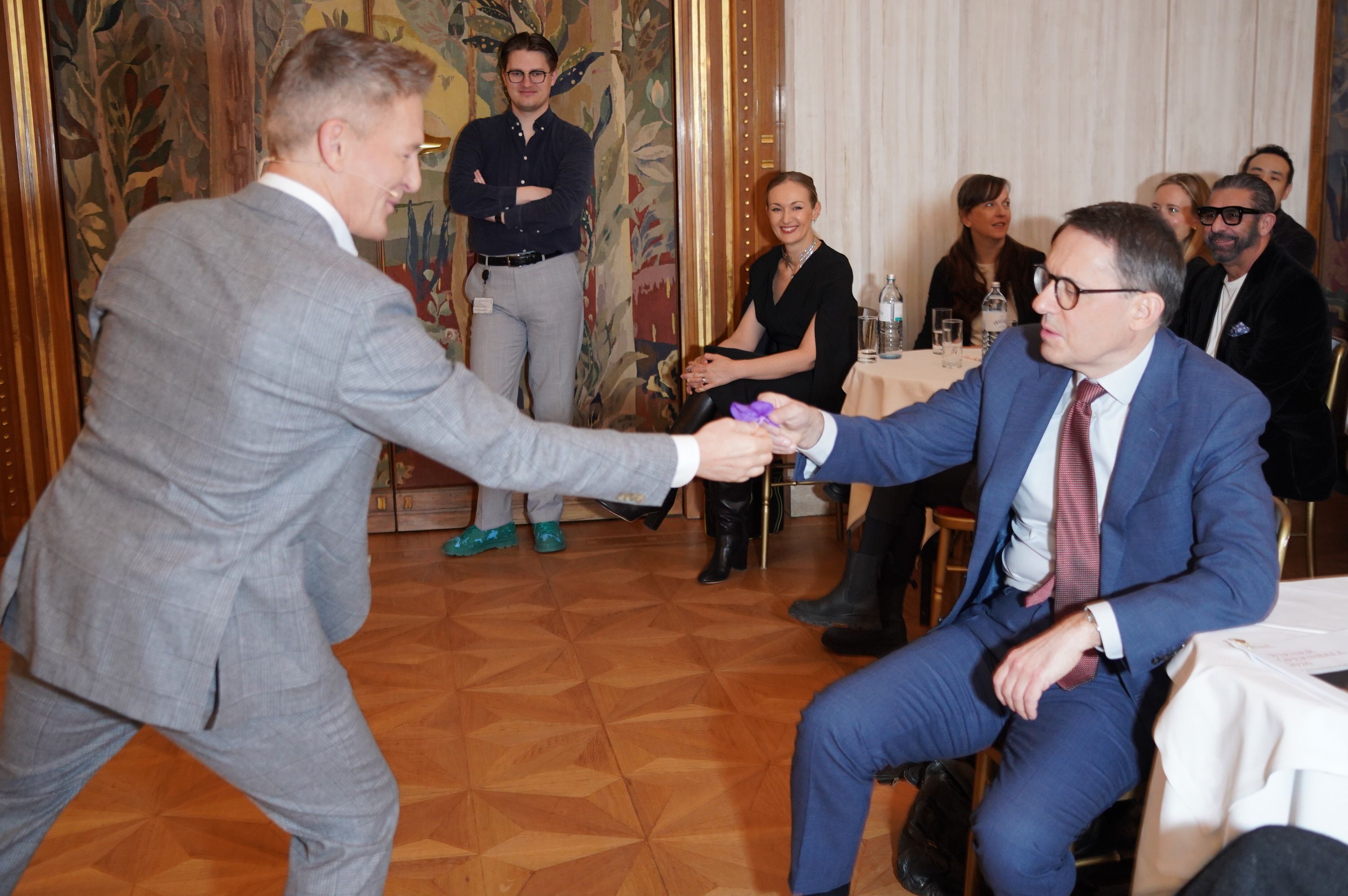 Andi Knoll wird zum Blumen-Kellner.