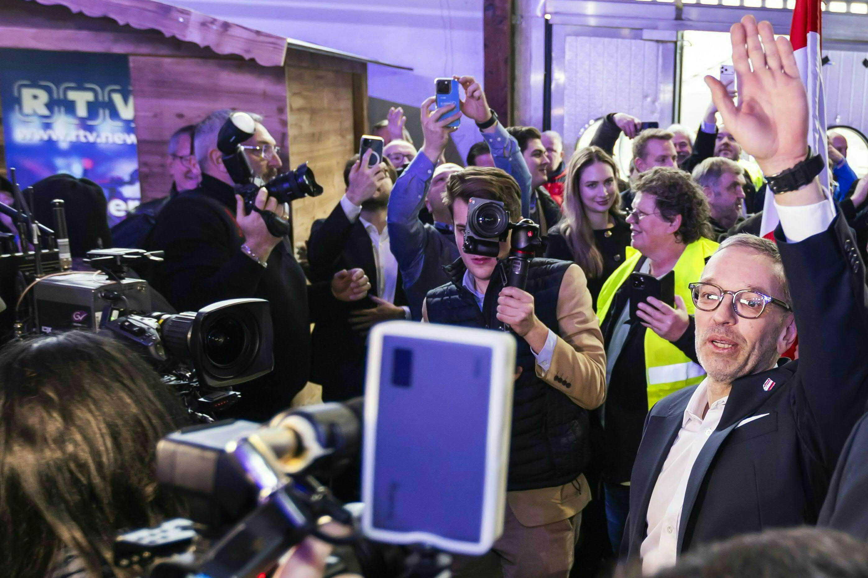 Fünf Bier auf meine Rechnung, also auch Parteirechnung, bitte ...