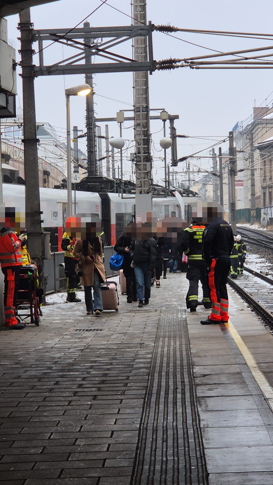 Heute.at - Bahn-Chaos in Wien! Passagiere aus drei Zügen gebracht