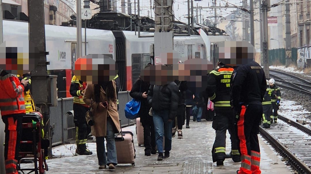 Heute.at - Bahn-Chaos in Wien! Passagiere aus drei Zügen gebracht
