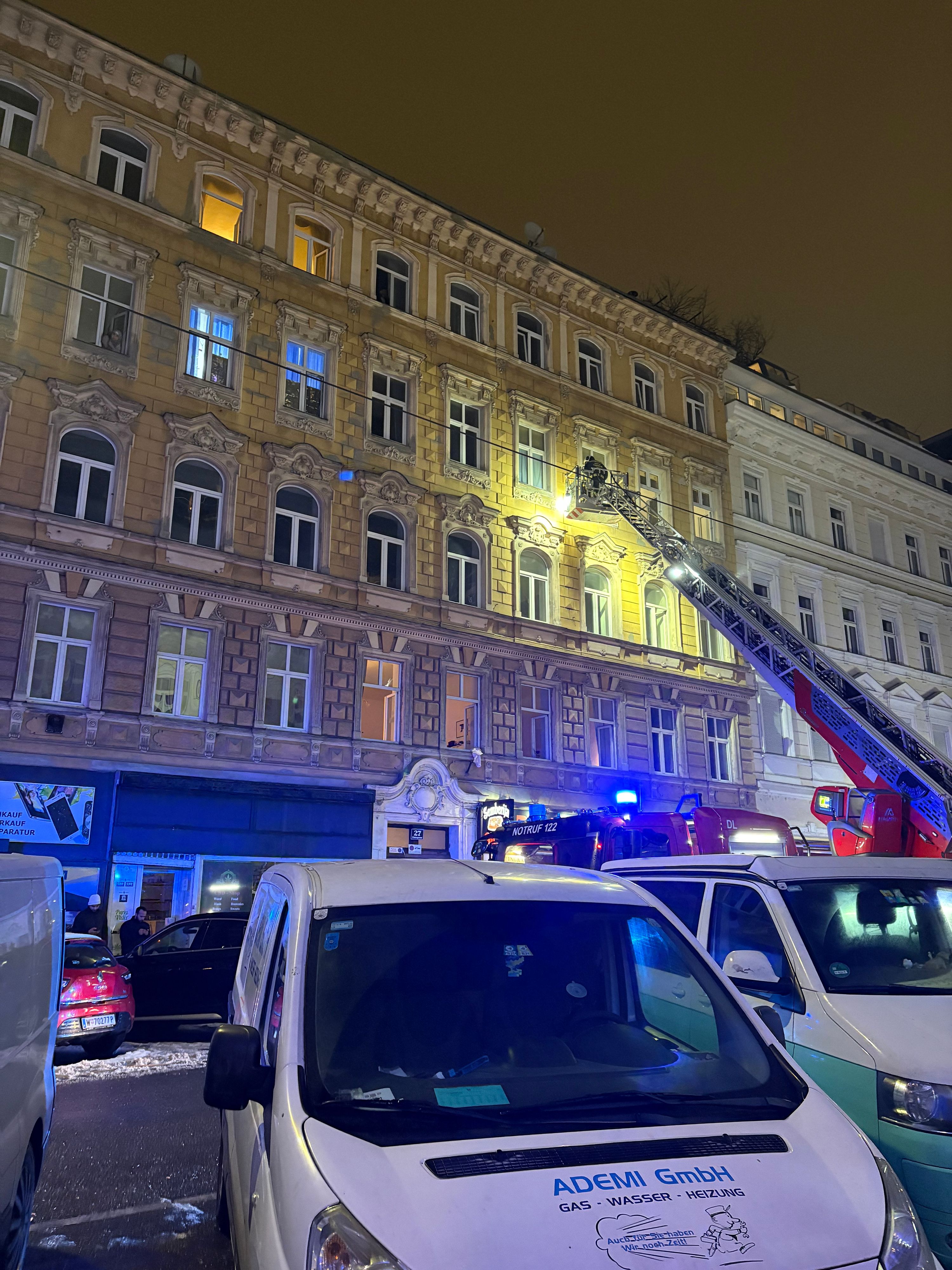 Heute.at - Flammen in Wohnhaus – Unbekannte zünden Kinderwagen an