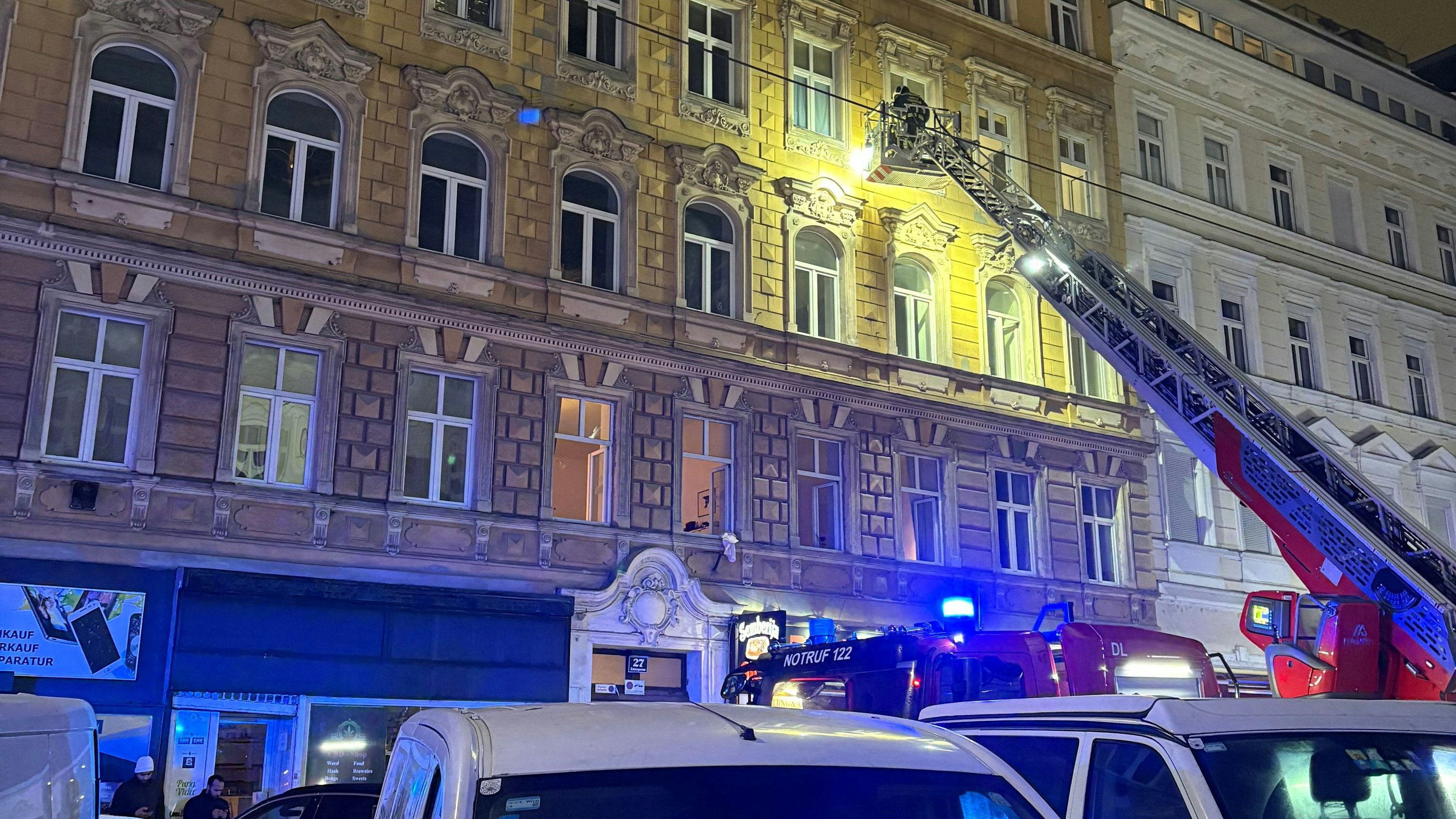 Heute.at - Flammen in Wohnhaus – Unbekannte zünden Kinderwagen an
