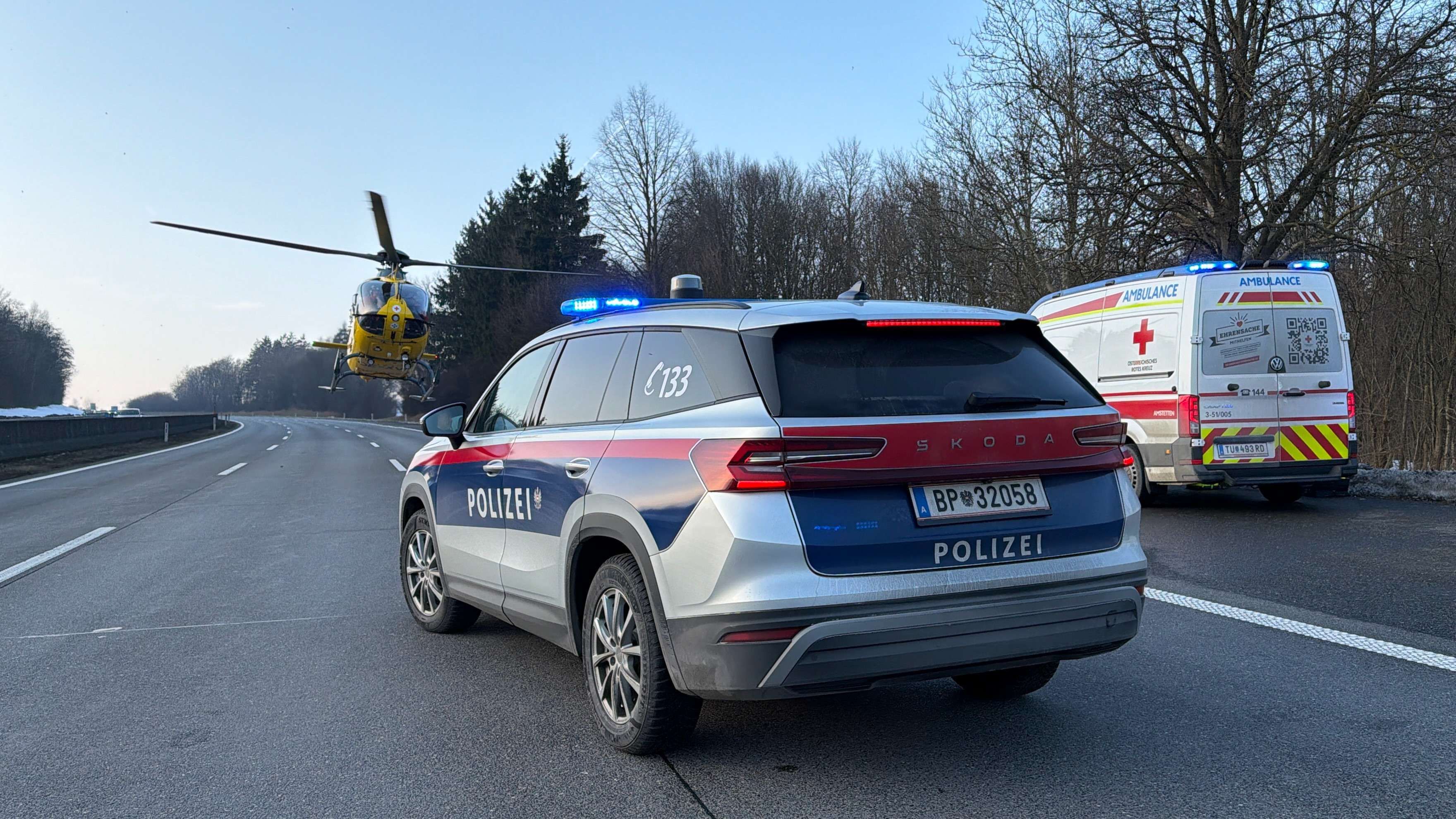 Heute.at - Totalsperre! Rettungsheli muss auf der Autobahn landen