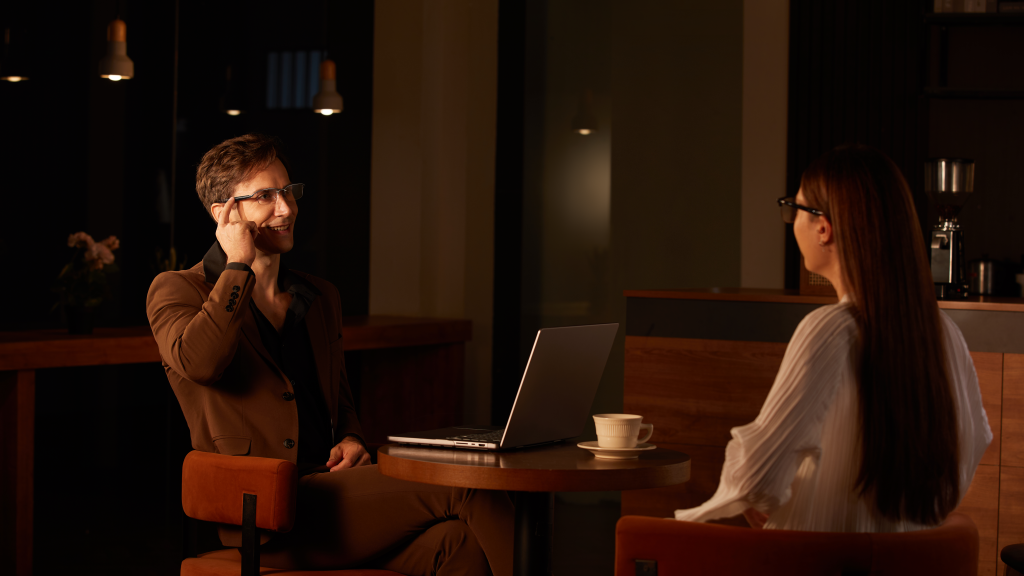 Mit den Mijia Smart Audio Glasses bringt Xiaomi außerdem stylische Brillen mit integrierten Lautsprechern und vier Mikrofonen.