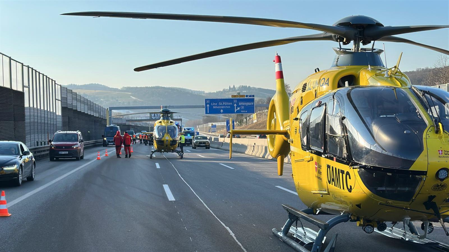 Schwerer Unfall auf der A1: Pkw prallt gegen Leitschiene und Mittelbetonwand