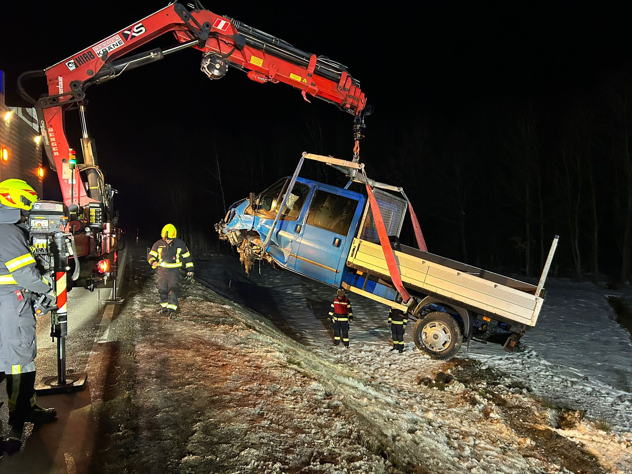 Beim Lkw wurde durch die Wucht des Aufpralls die Vorderachse weggerissen.