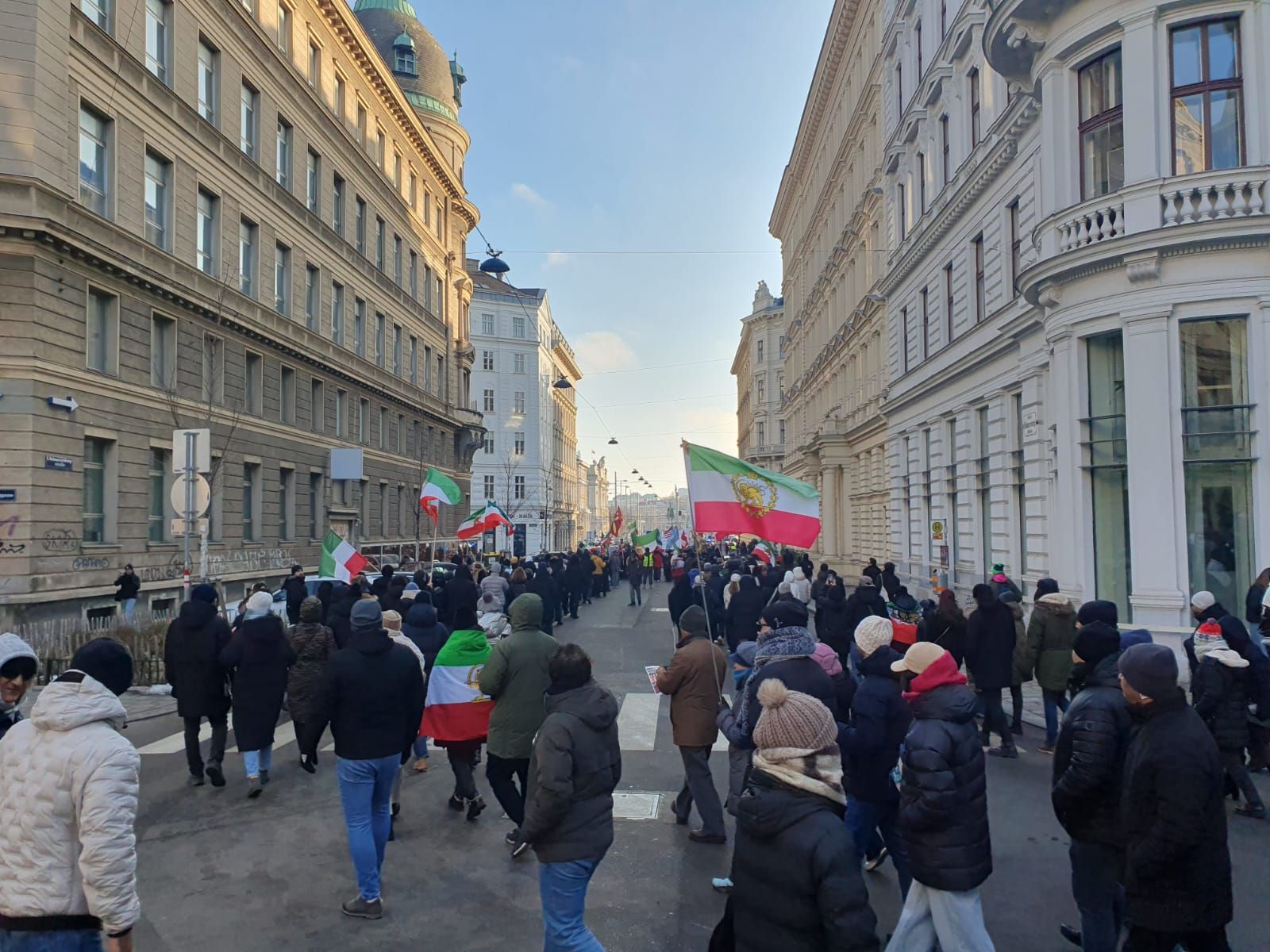 Heute.at - Chamenei Terrorist! – Iran-Demo legt Wiener City lahm