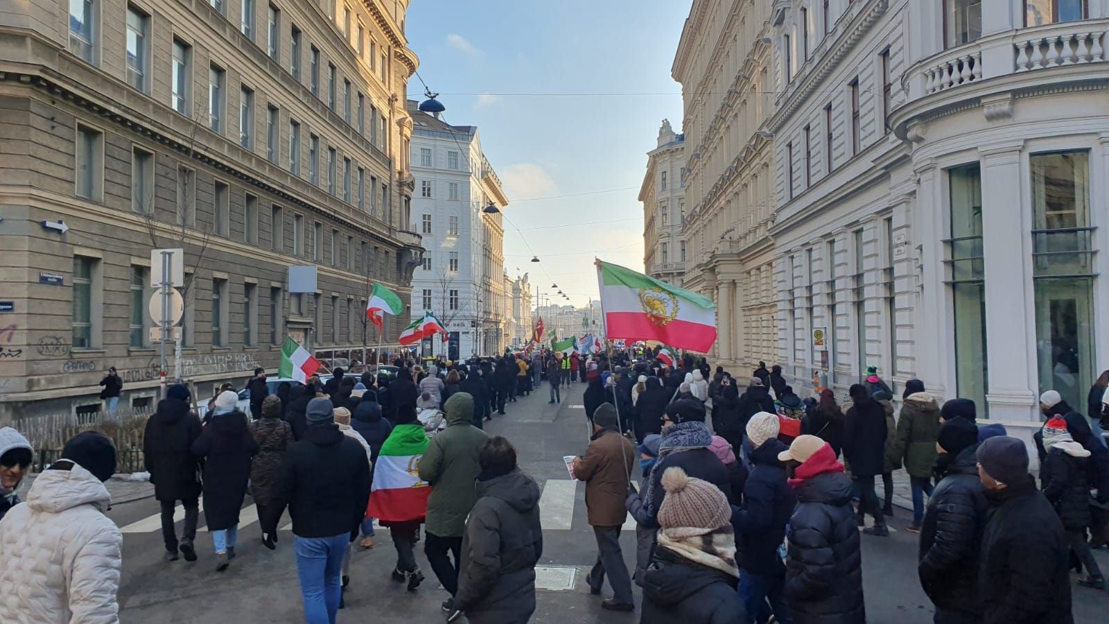 Nach Massenprotesten und Toten –  Chamenei Terrorist ! – Iran - Demo legt Wiener City lahm