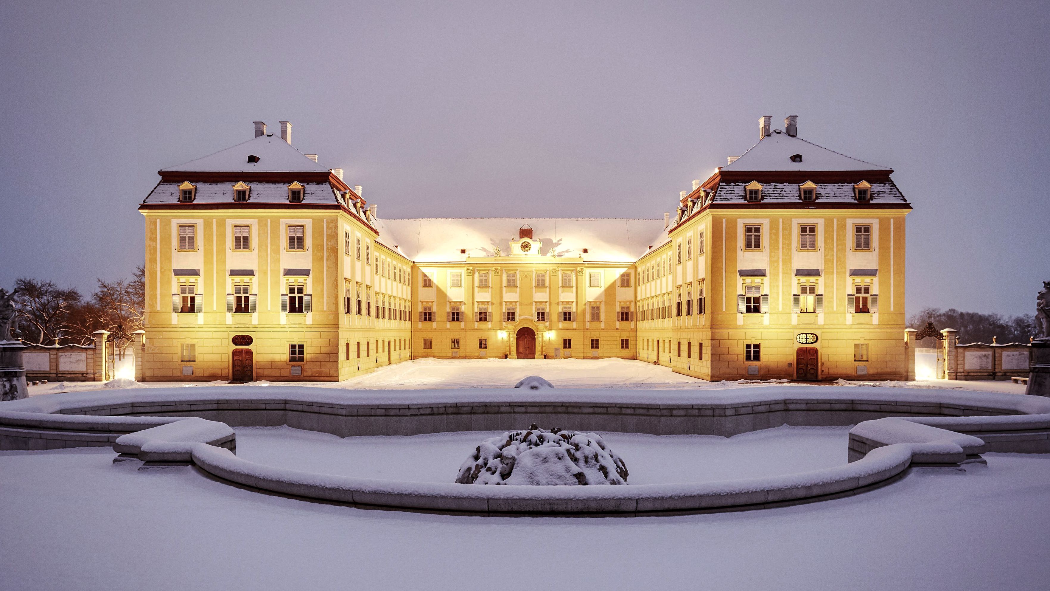 Das Schloss Hof bei winterlichem Schnee.