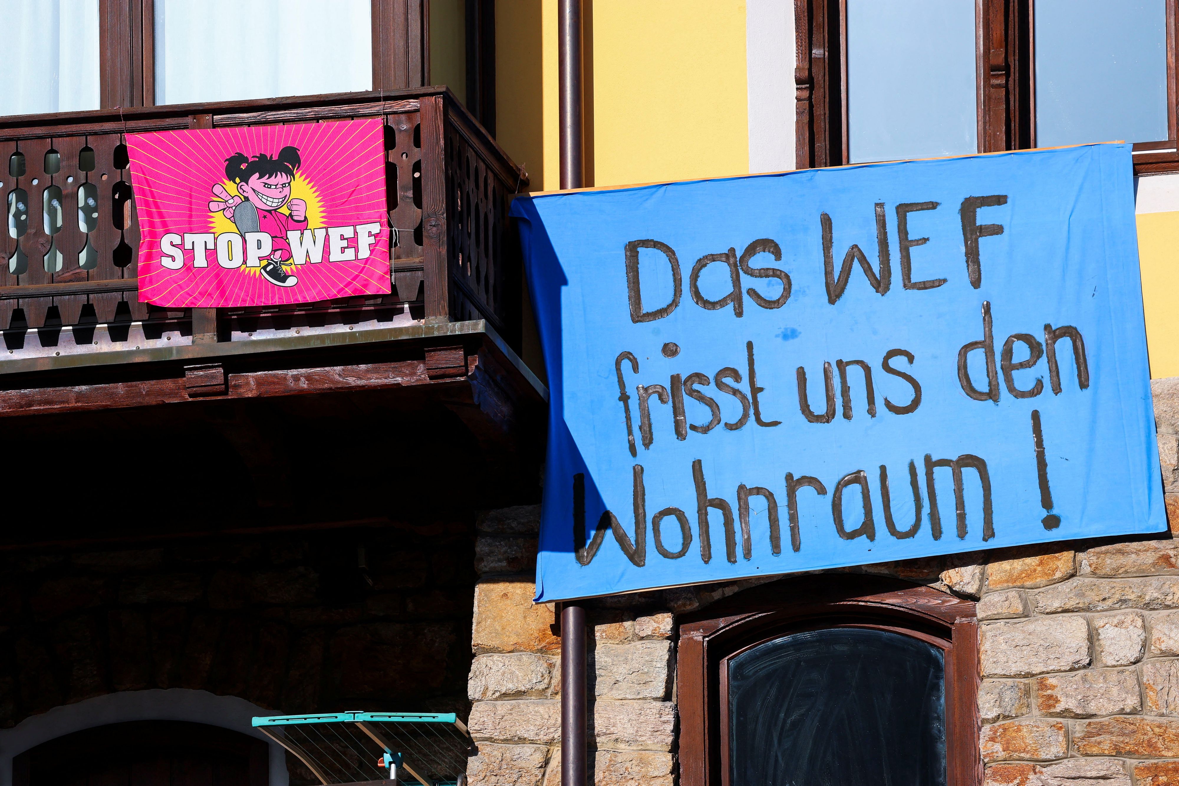 Heute.at - Hunderte demonstrieren vor Start des WEF in Davos