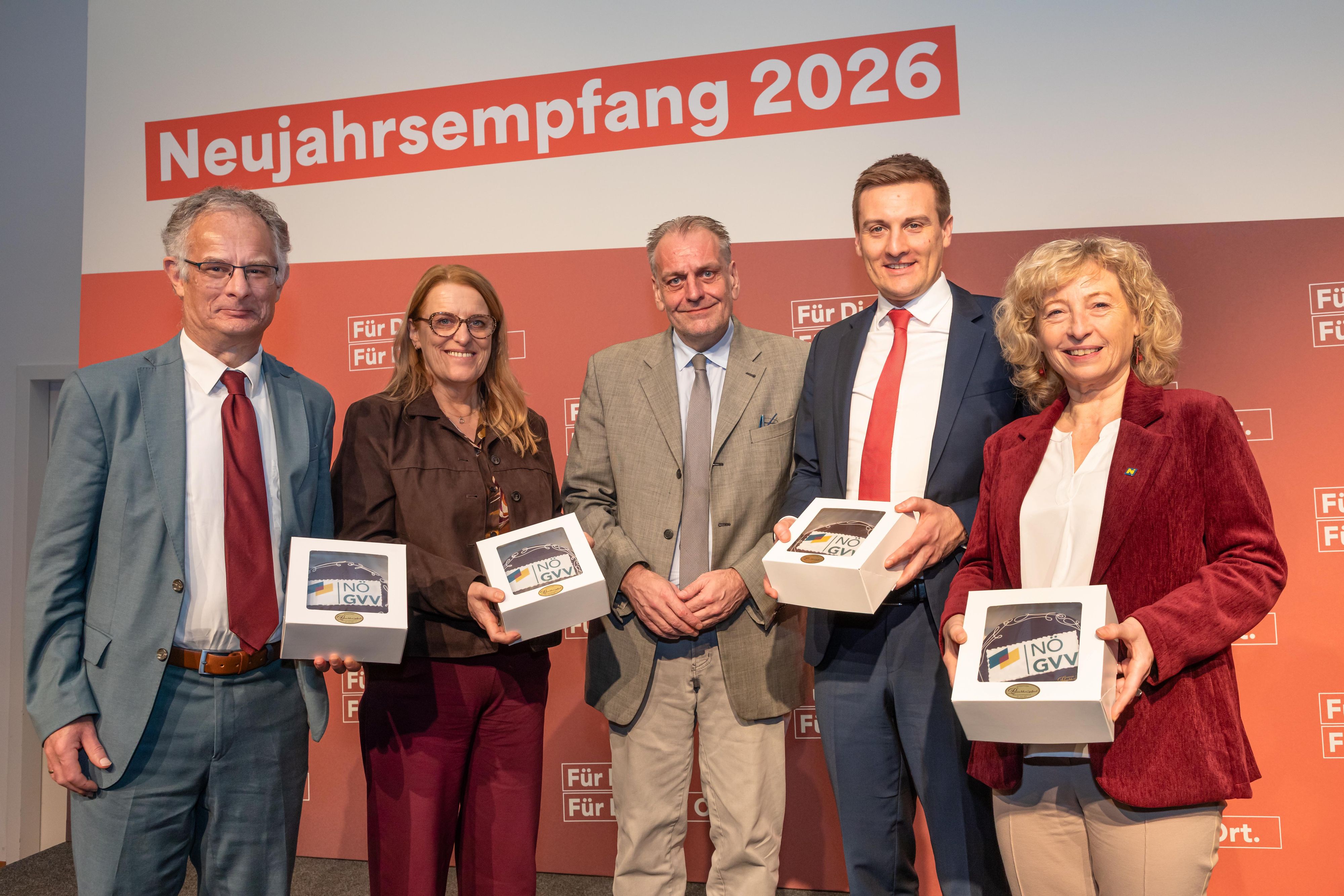 Minister Marterbauer, Staatssekretärin Königsberger-Ludwig, NÖ GVV-Präsident Kollross, SPNÖ-Chef Hergovich und Landesrätin Prischl (v.l.).