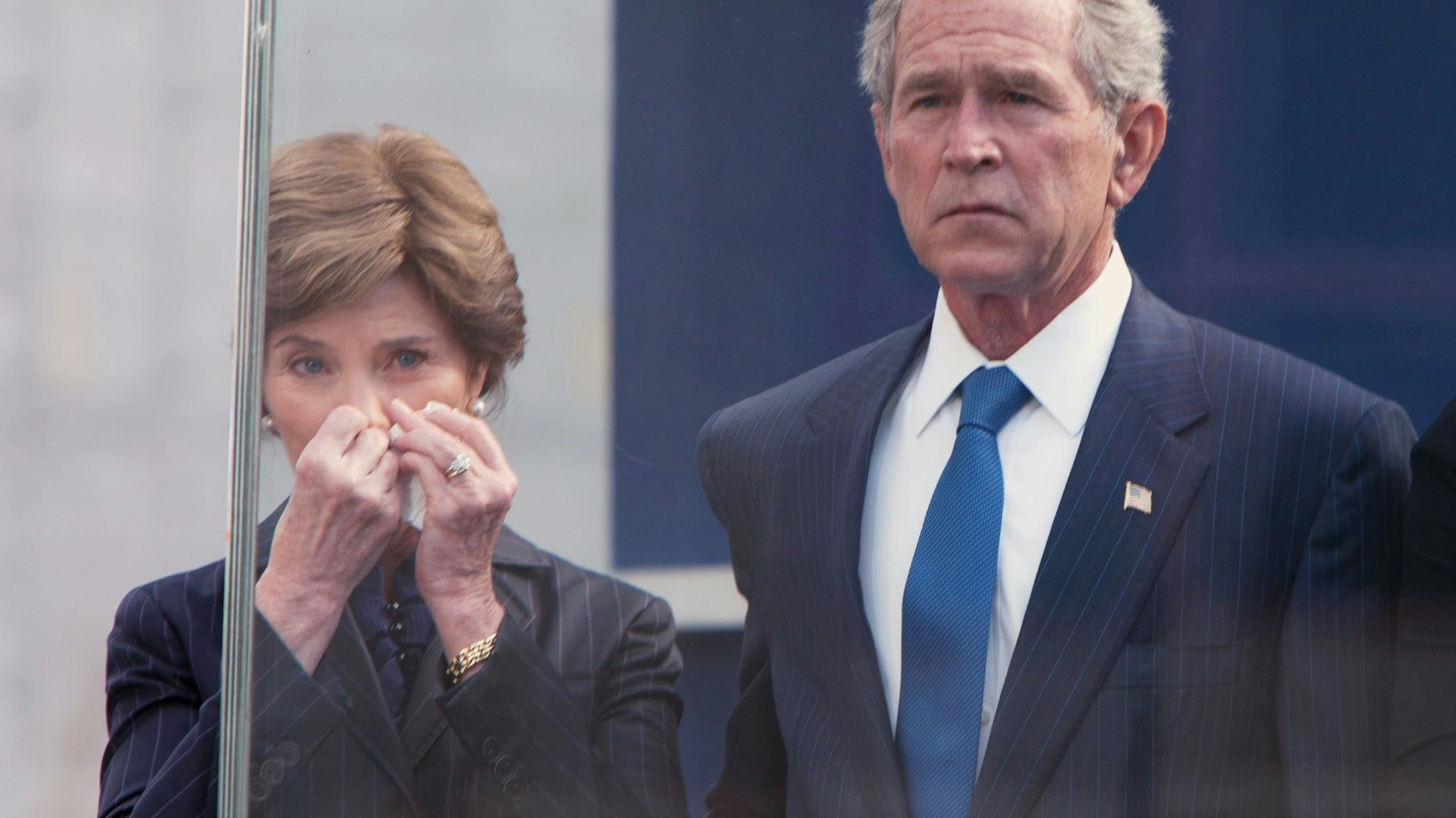 Präsident George W. Bush mit First Lady Laura Bush auf einer Trauerfeier für die Opfer der Terroranschläge am 11. September 2001