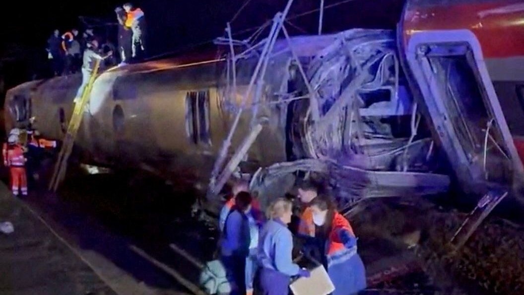 Schweres Zugunglück in Spanien, Dutzende Retter stehen im Einsatz.