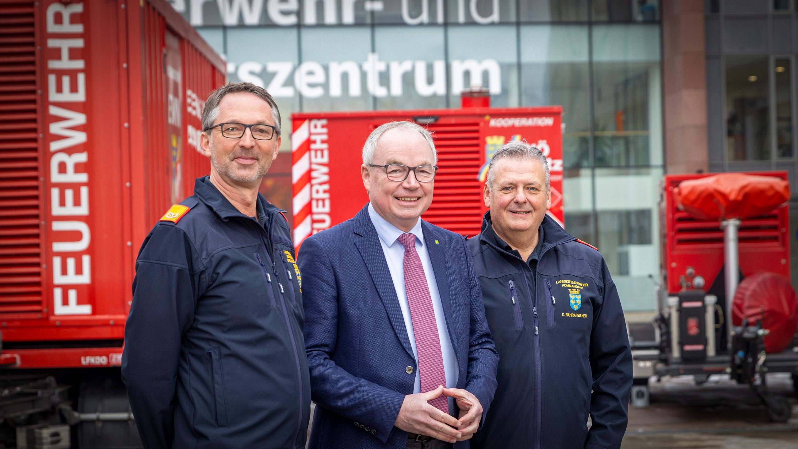 v.l.n.r.: Landesfeuerwehrkommandant-Stellvertreter Martin Boyer, LH-Stellvertreter Stephan Pernkopf und Landesfeuerwehrkommandant Dietmar Fahrafellner.