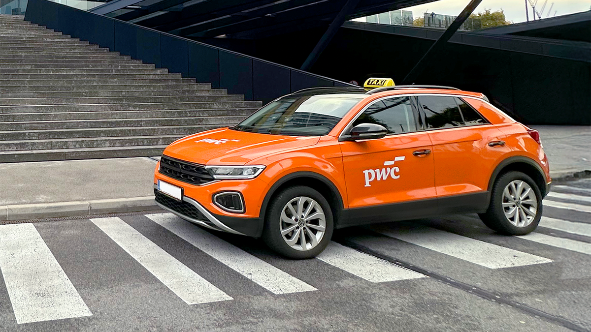 PwC Wirtschaftstaxi: Guerilla-A﻿ktion bringt KI-Debatte ins Rollen.