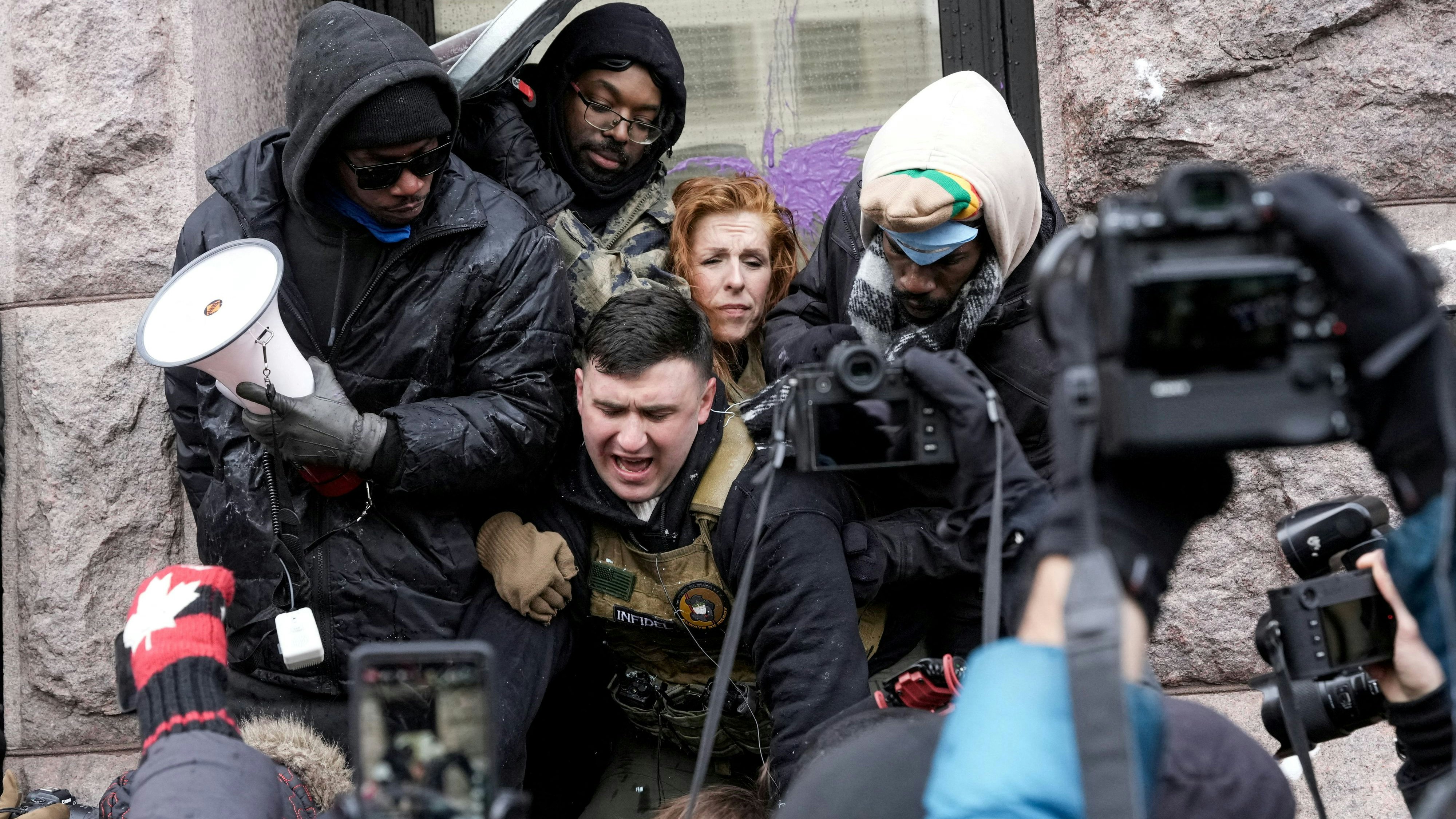 Heute.at - ICE-Proteste in den USA: Neonazi wollte Koran anzünden